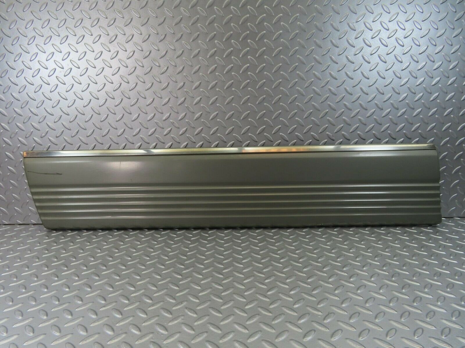 8872 Mercedes-Benz W126 Front Left Door Moulding 1266900340