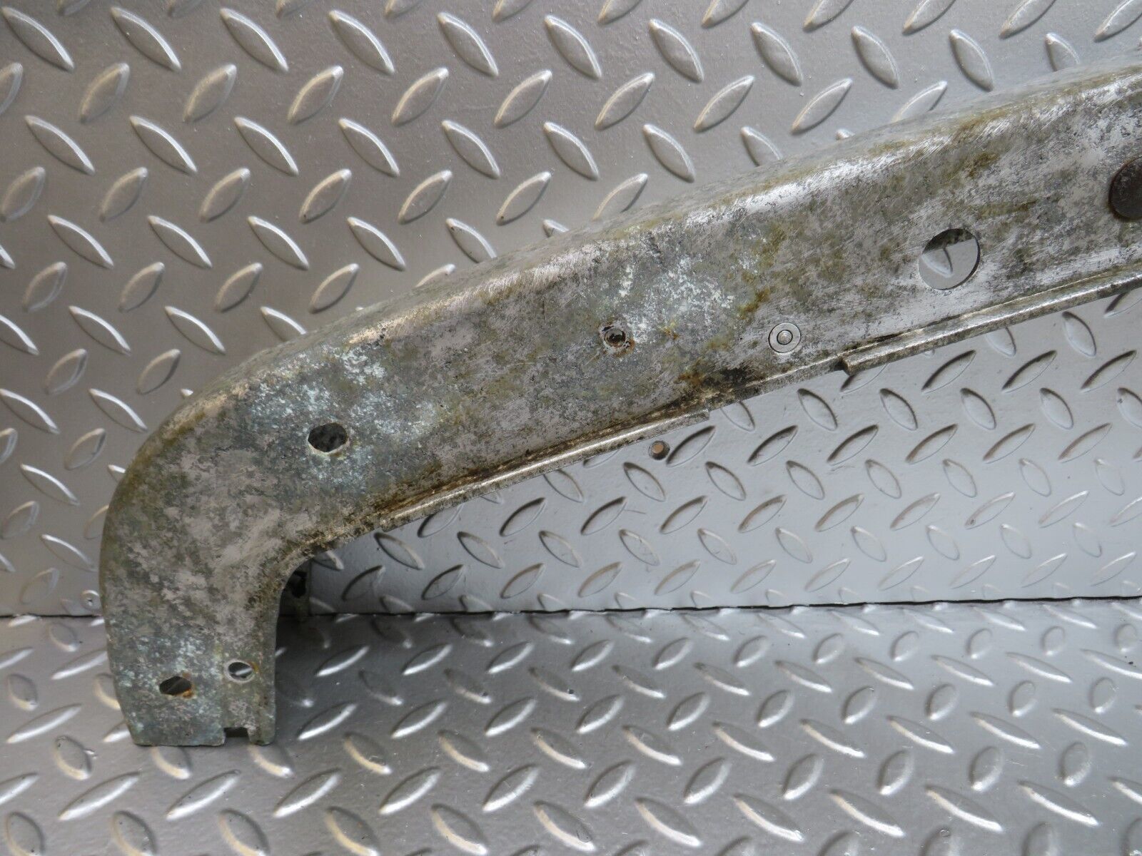 34463 Mercedes-Benz C126 380SEC Coupe Front Bumper Bracket 1268850101