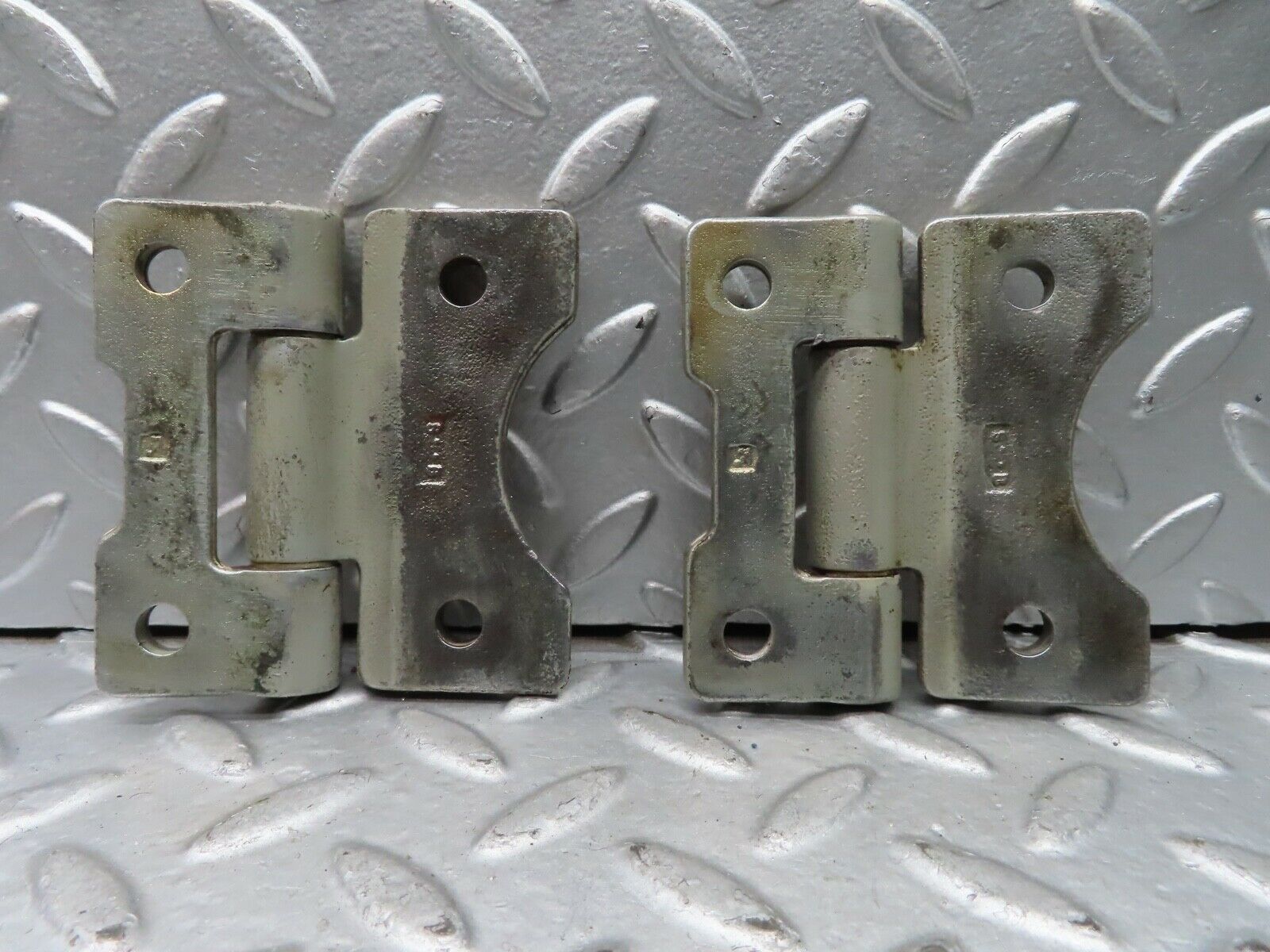 21537 Mercedes-Benz W126 300SE Door Hinges Pair 1237200037