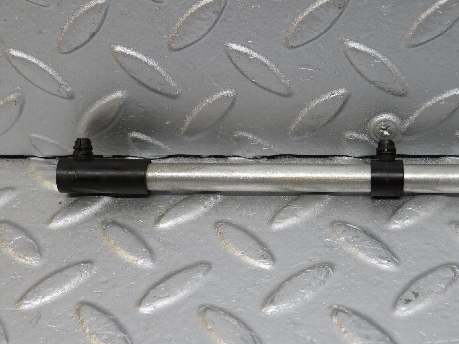 34549 Mercedes-Benz C126 380SEC Coupe Camshaft Oil Tube