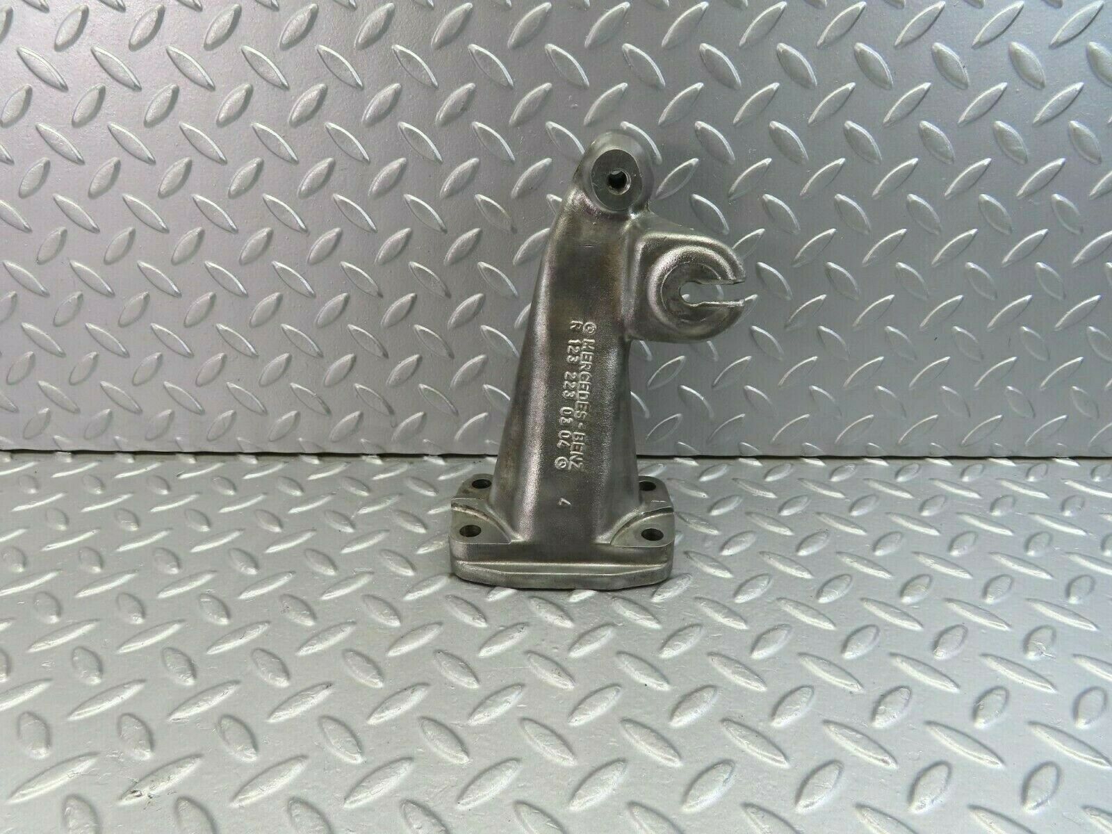 9811 Mercedes-Benz C123 280CE Coupe Engine Mount Bracket Right Side 1232230304