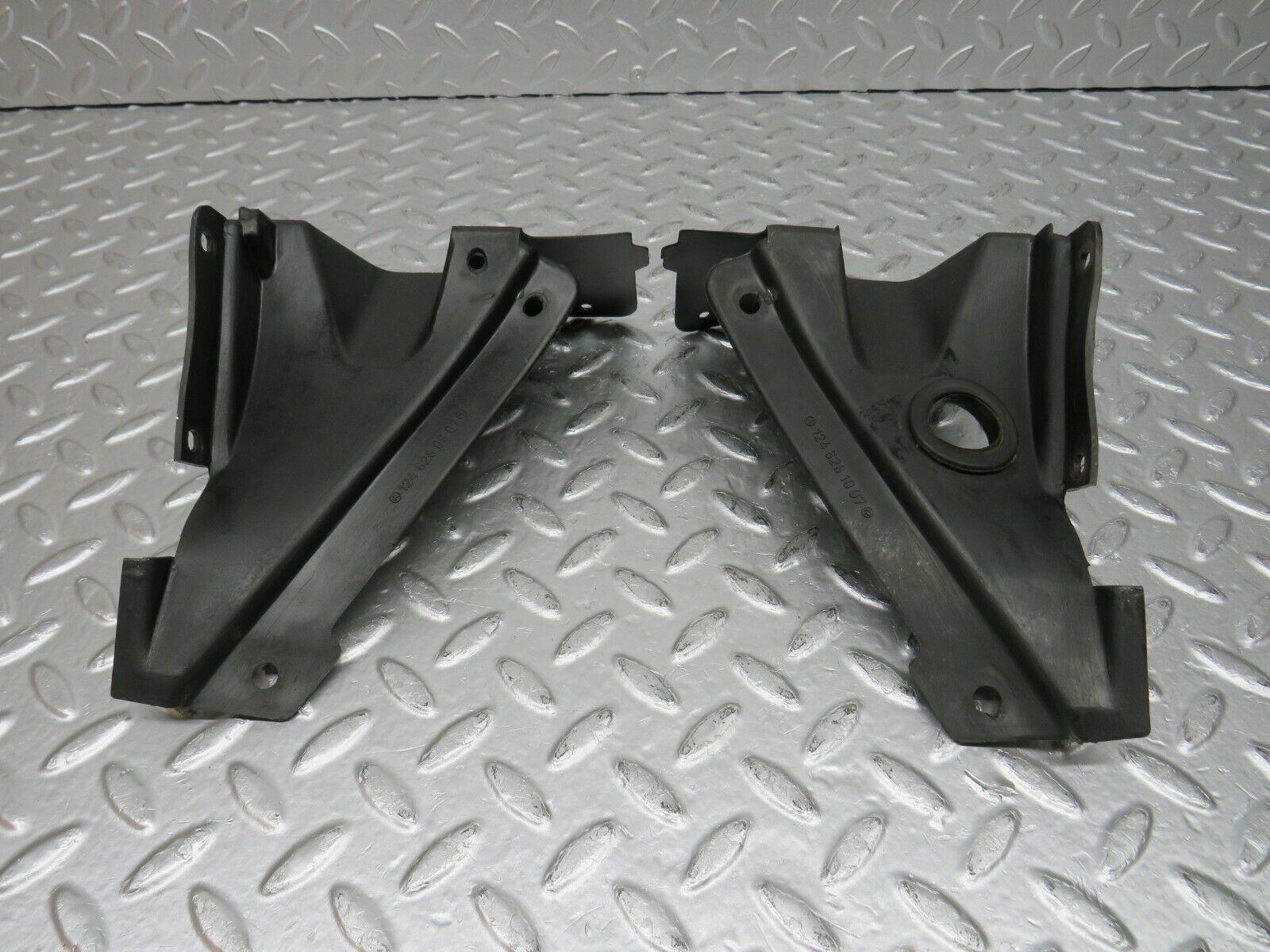 32365 Mercedes-Benz S124 300TE Covering Side Member Pair 1246280907 1246281007