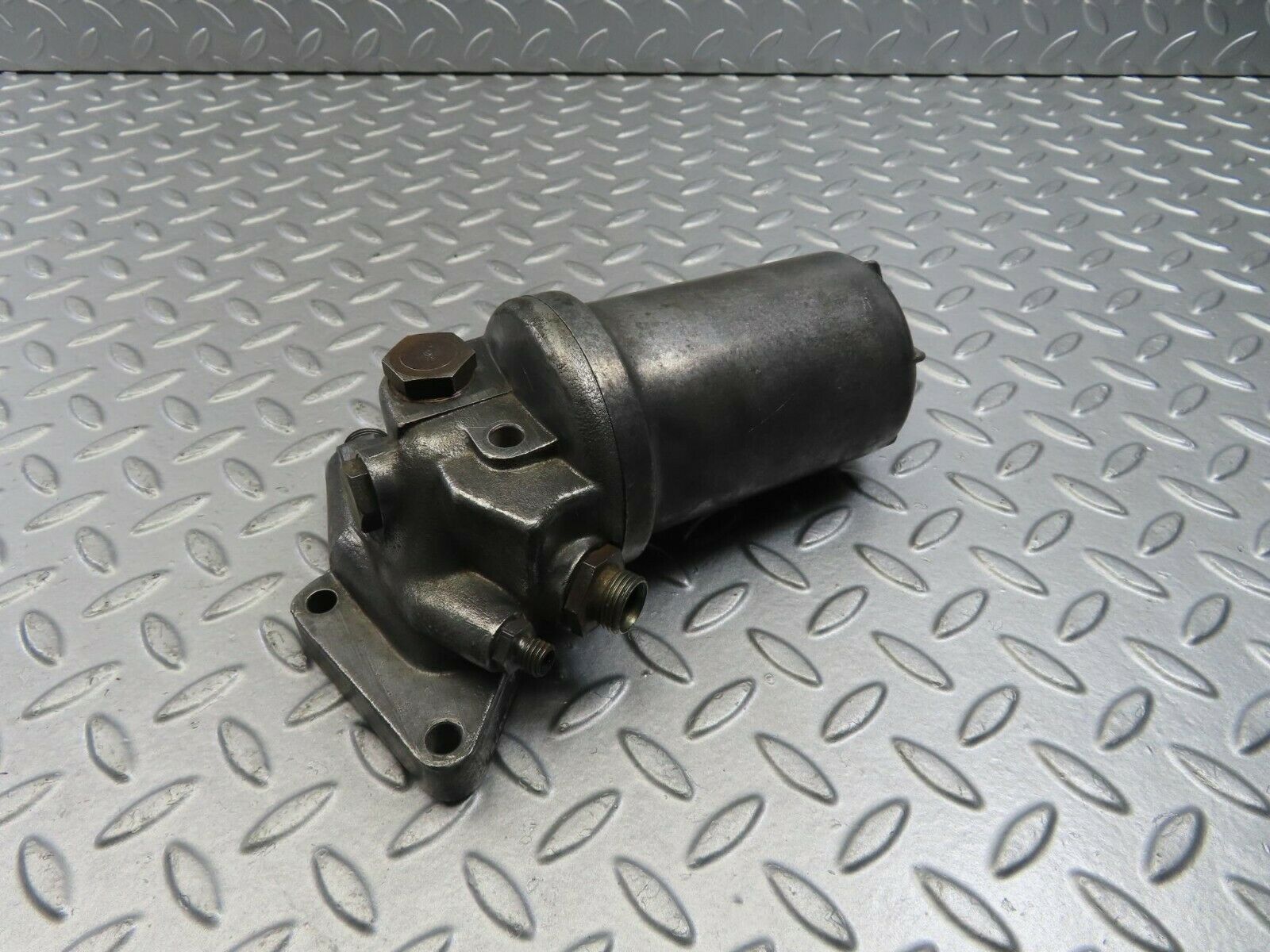8936 Mercedes-Benz W108 Oil Filter Housing
