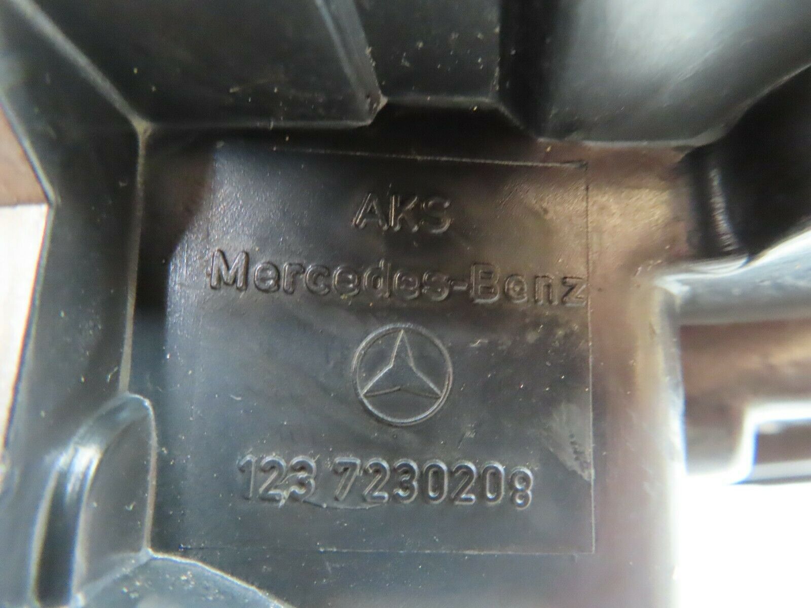 5815 Mercedes-Benz W123 200 Front Right Door Lock Mechanism 1237330208