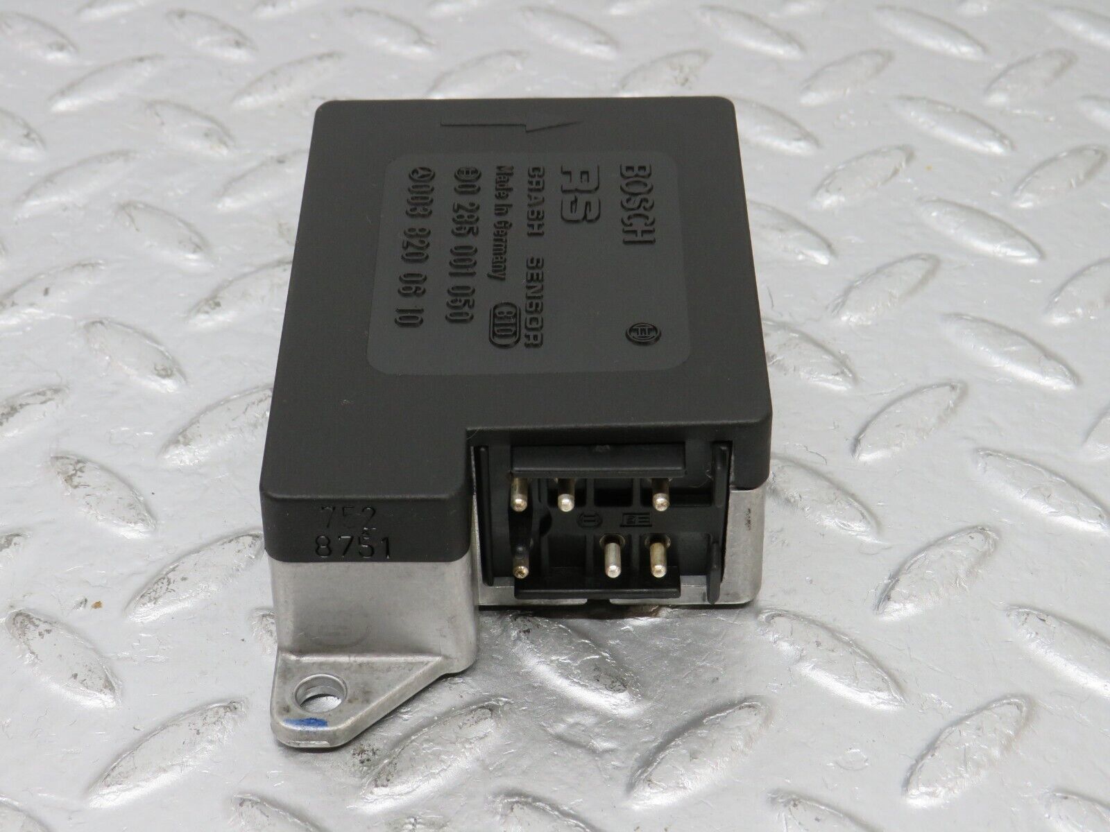 33717 Mercedes-Benz W201 190E 2.0L Crash Sensor 0038200610 0285001050