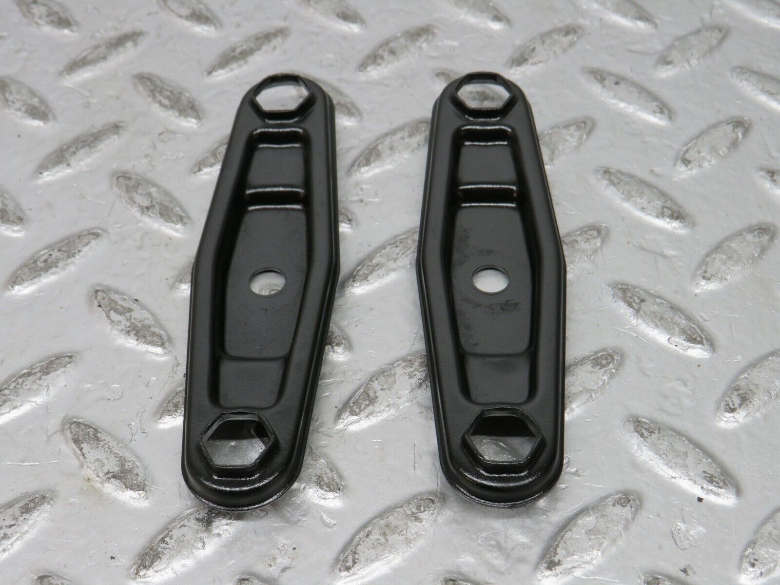 32152 Mercedes-Benz W123 230E Fuel Injector Bracket