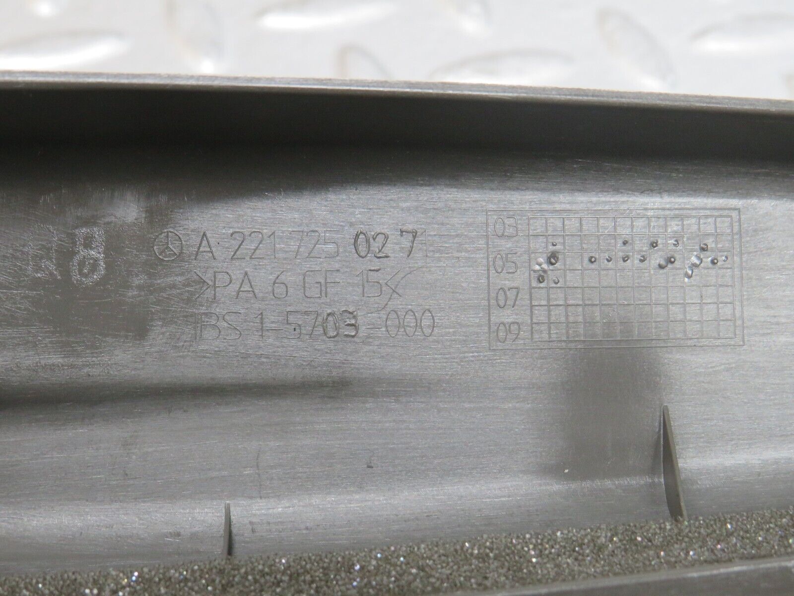 35285 Mercedes-Benz W221 Front Right Door Window Frame Trim 2217250271