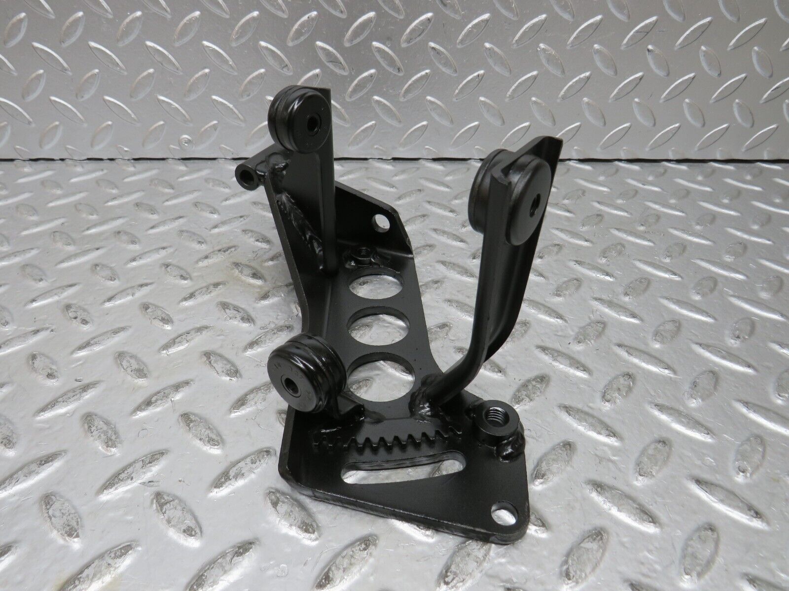 27440 Mercedes-Benz W123 280E Power Steering Pump Holder Bracket