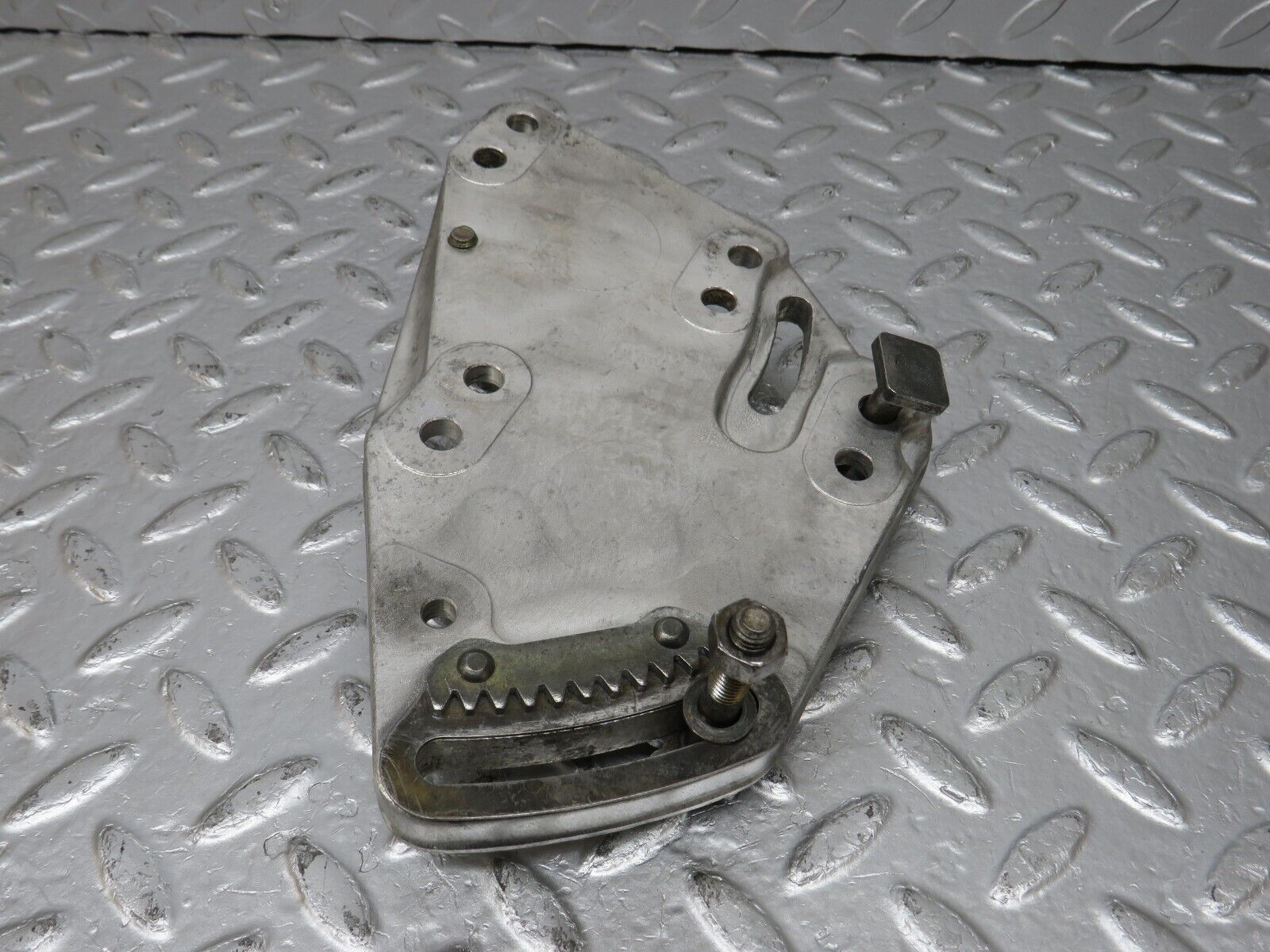 34511 Mercedes-Benz C126 380SEC Coupe Power Steering Pump Bracket 1174661141