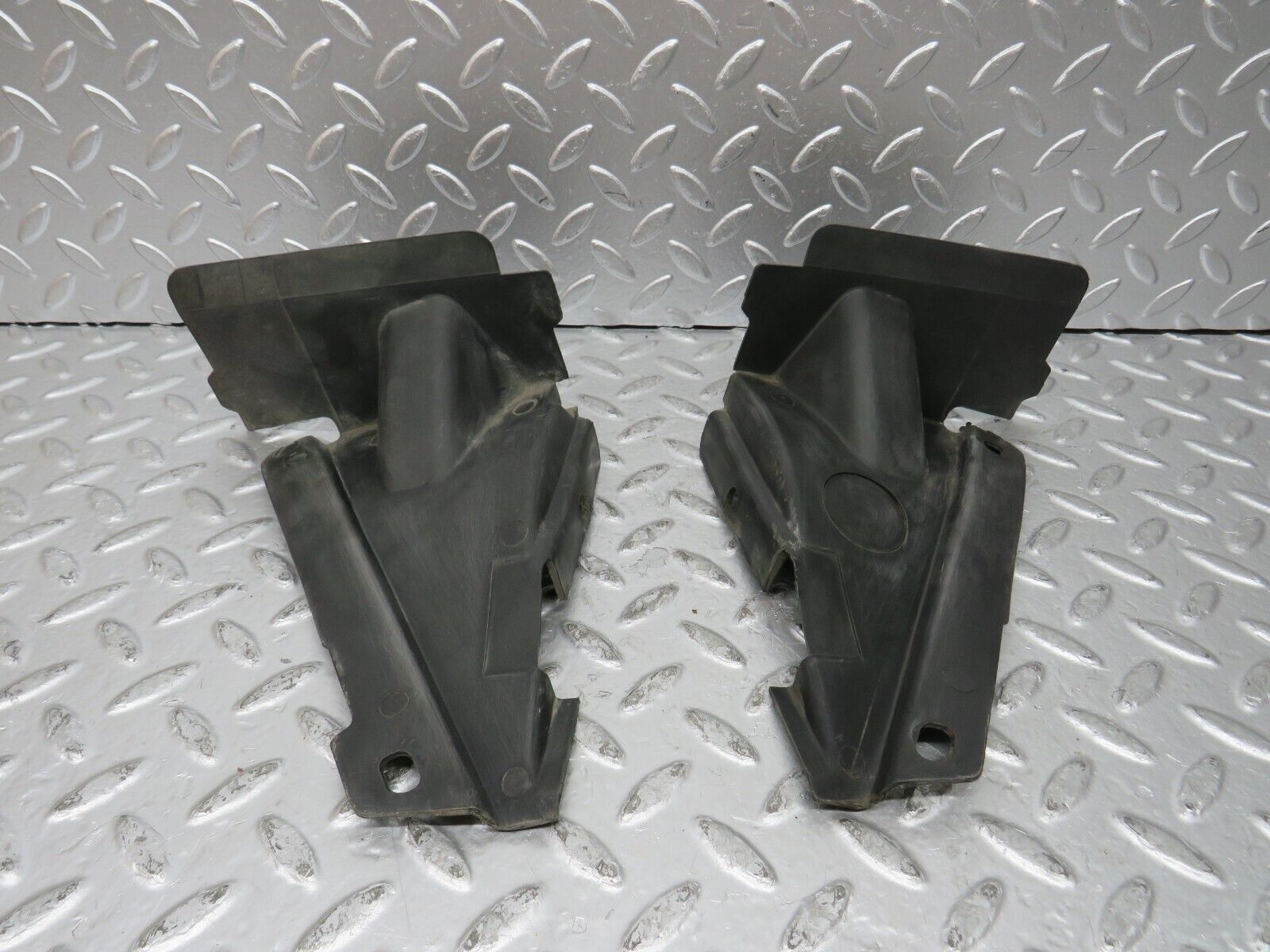 26442 Mercedes-Benz C124 220CE Covering Side Member Pair 1246280907 1246281007