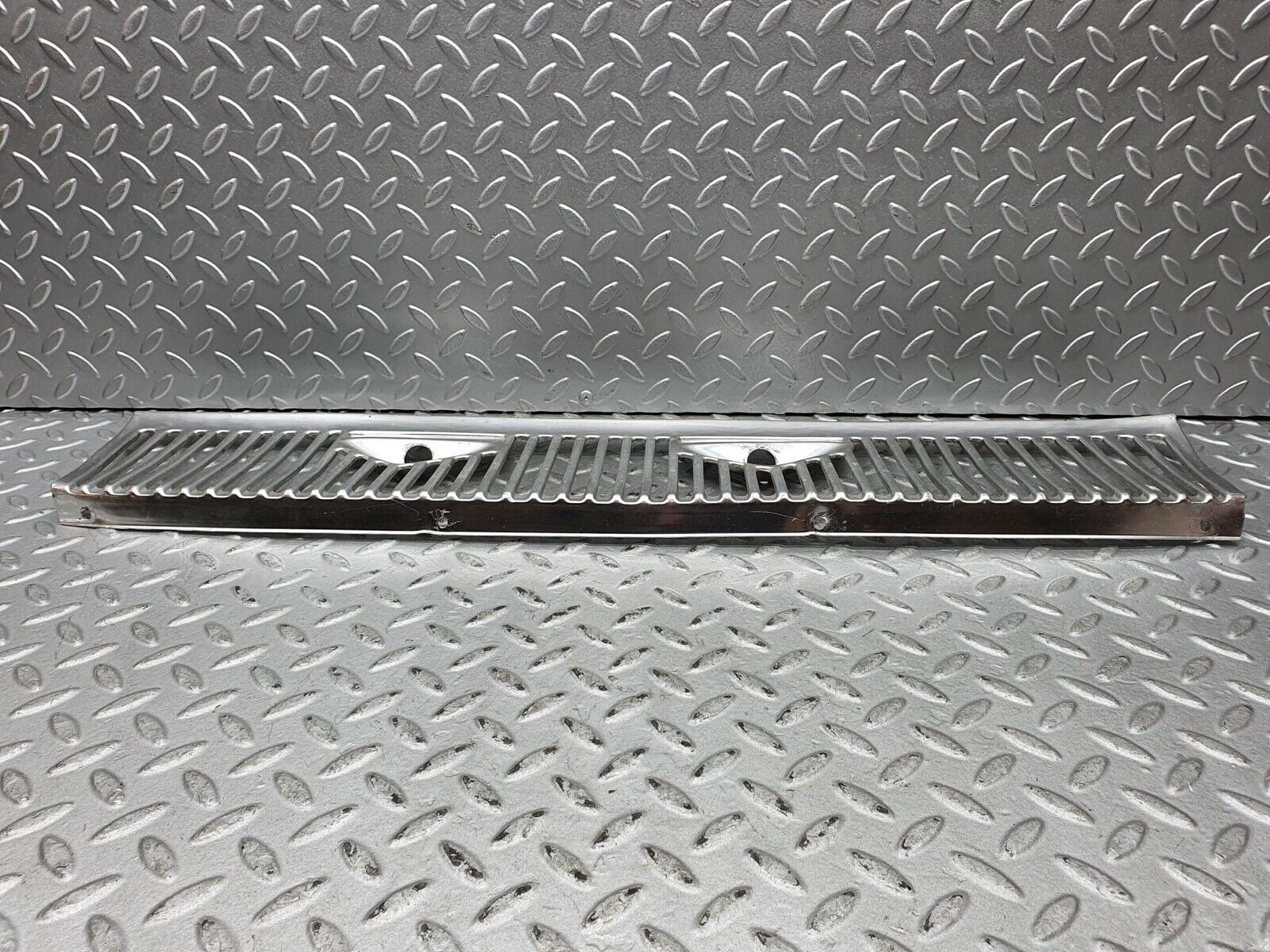 0160 Mercedes-Benz W116 350SE Air Intake Grill Chrome