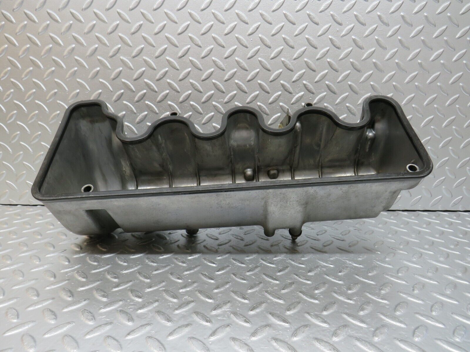 0883 Mercedes-Benz C123 240D Cylinder Head Valve Cover 6160161105