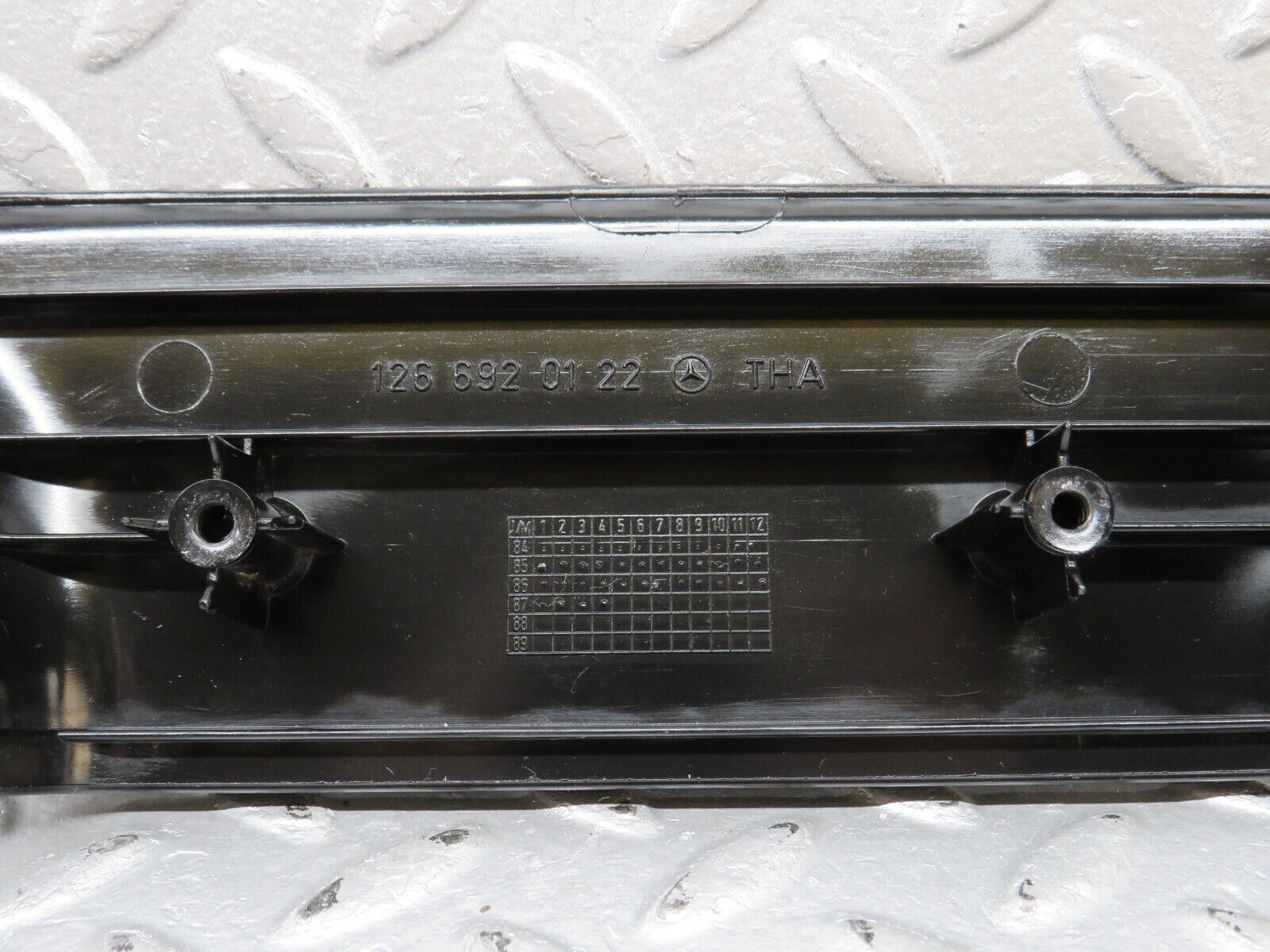 40557 Mercedes-Benz W126 B Pillar Bottom Cover Left Black 1266920122