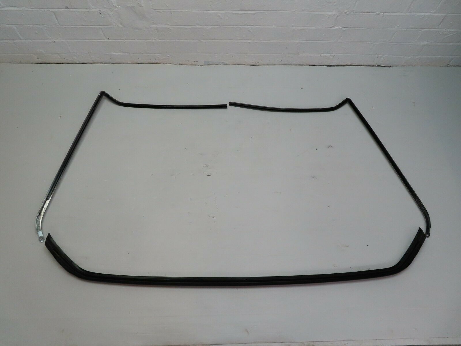 5537 Mercedes-Benz W124 230E Rear Windscreen Chrome Frame