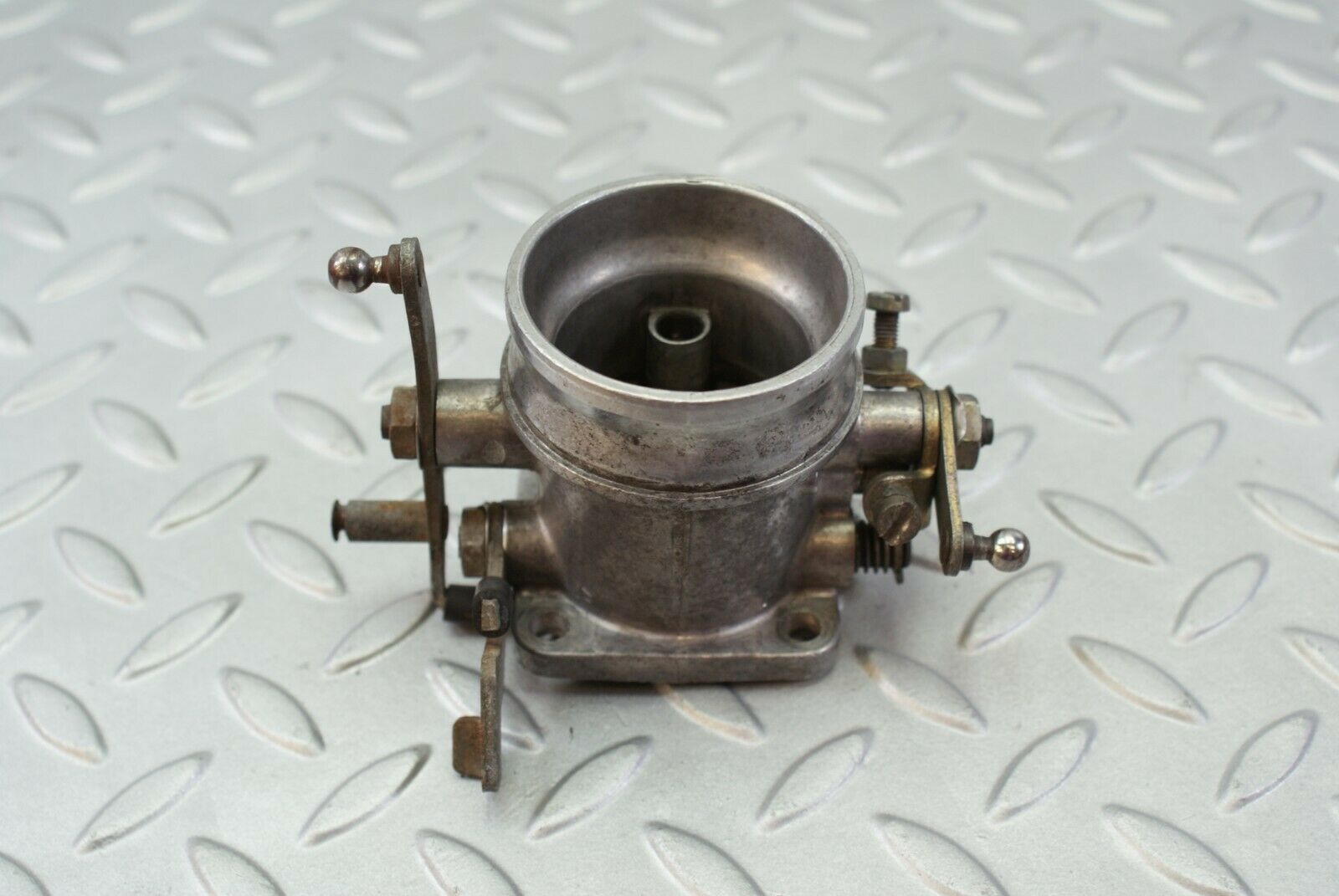 3082 Mercedes-Benz W115 220D Throttle Body Valve 6150710206