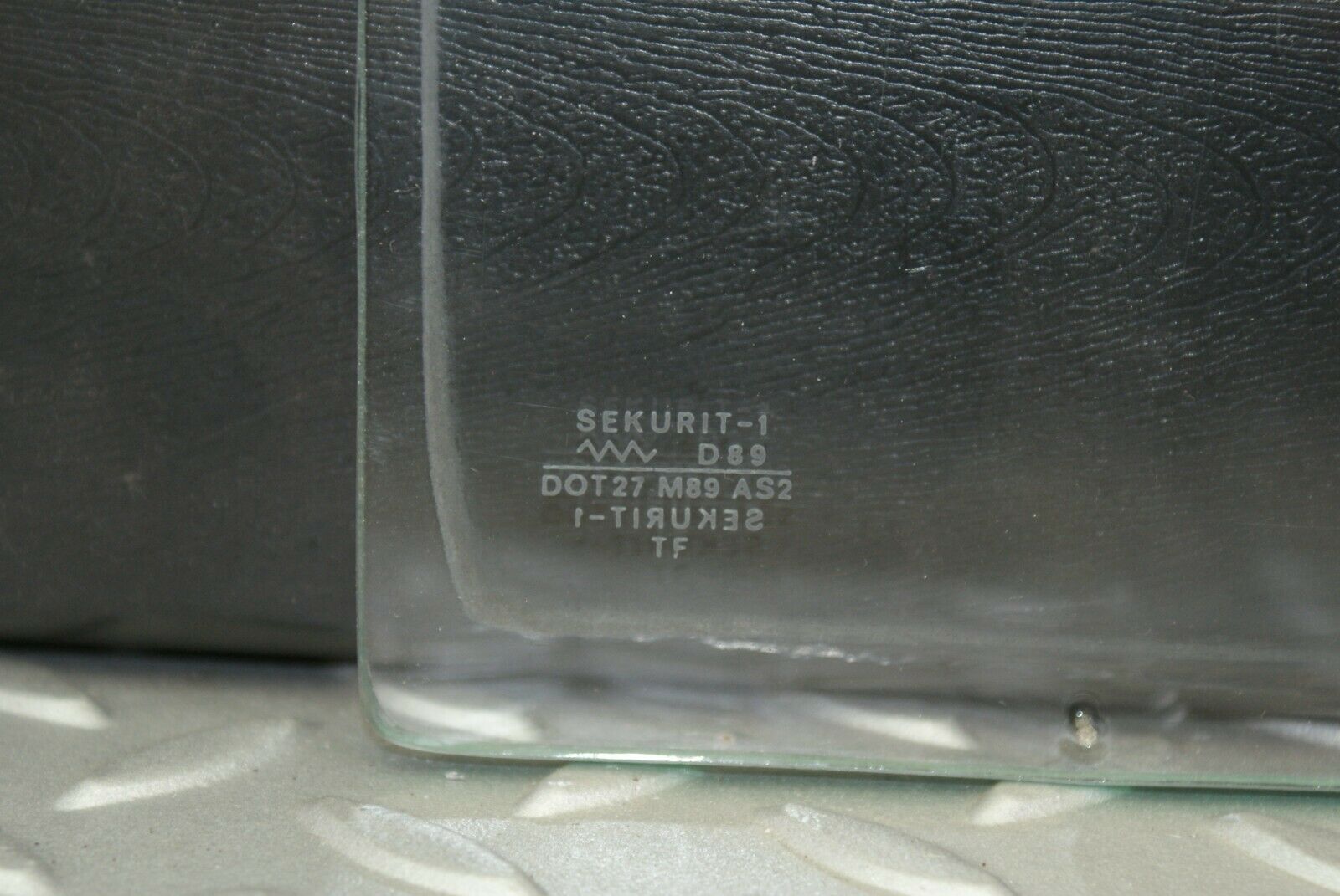 3100 Mercedes-Benz W115 220D Rear Left Quarter Glass