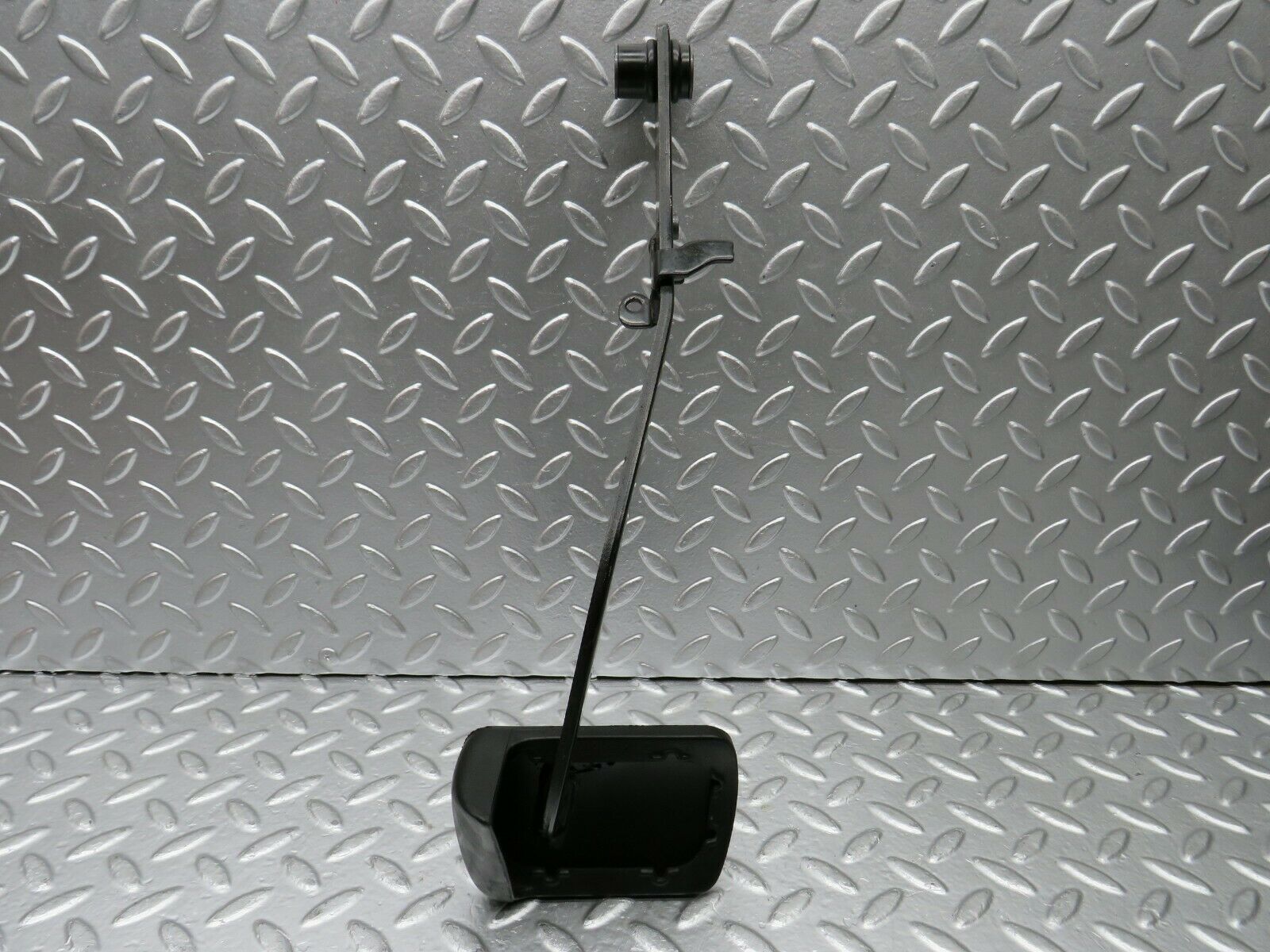 22514 Mercedes-Benz C124 E220 Coupe Brake Pedal With Rubber 1232910082