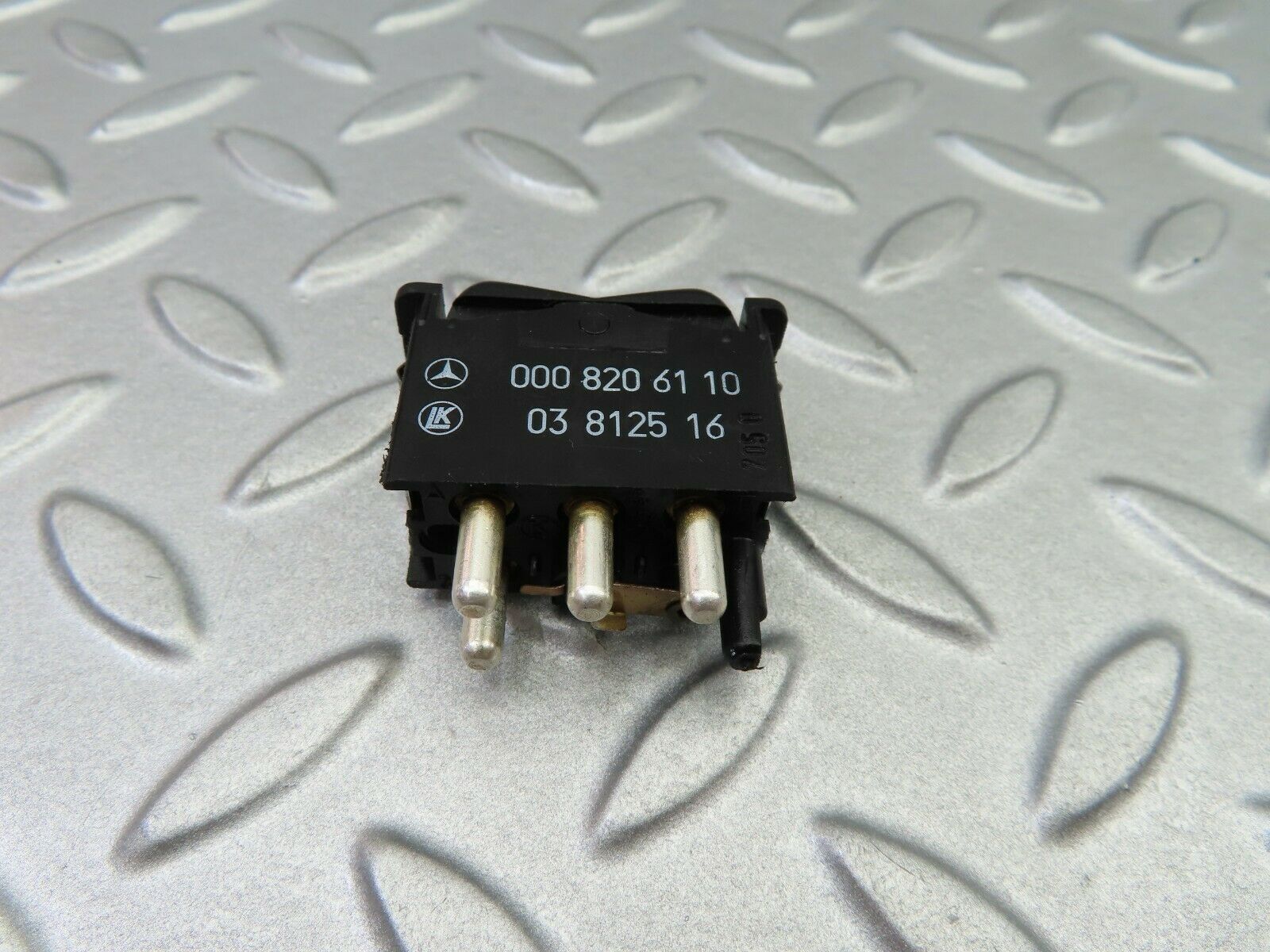 6112 Mercedes-Benz W126 380SE Rear Window Defroster Switch 0008206110