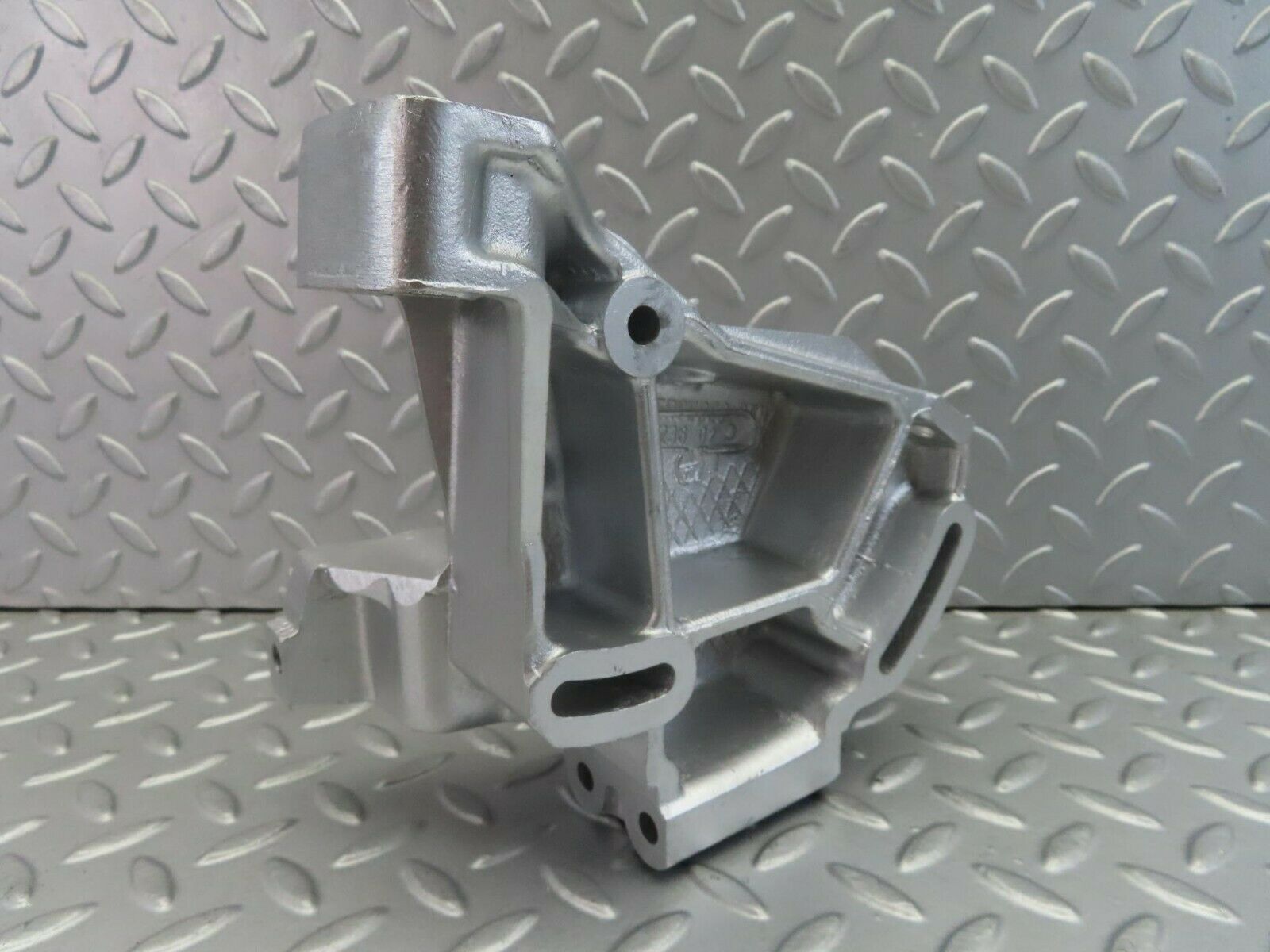 7548 Mercedes-Benz Power Steering Pump Bracket OM617