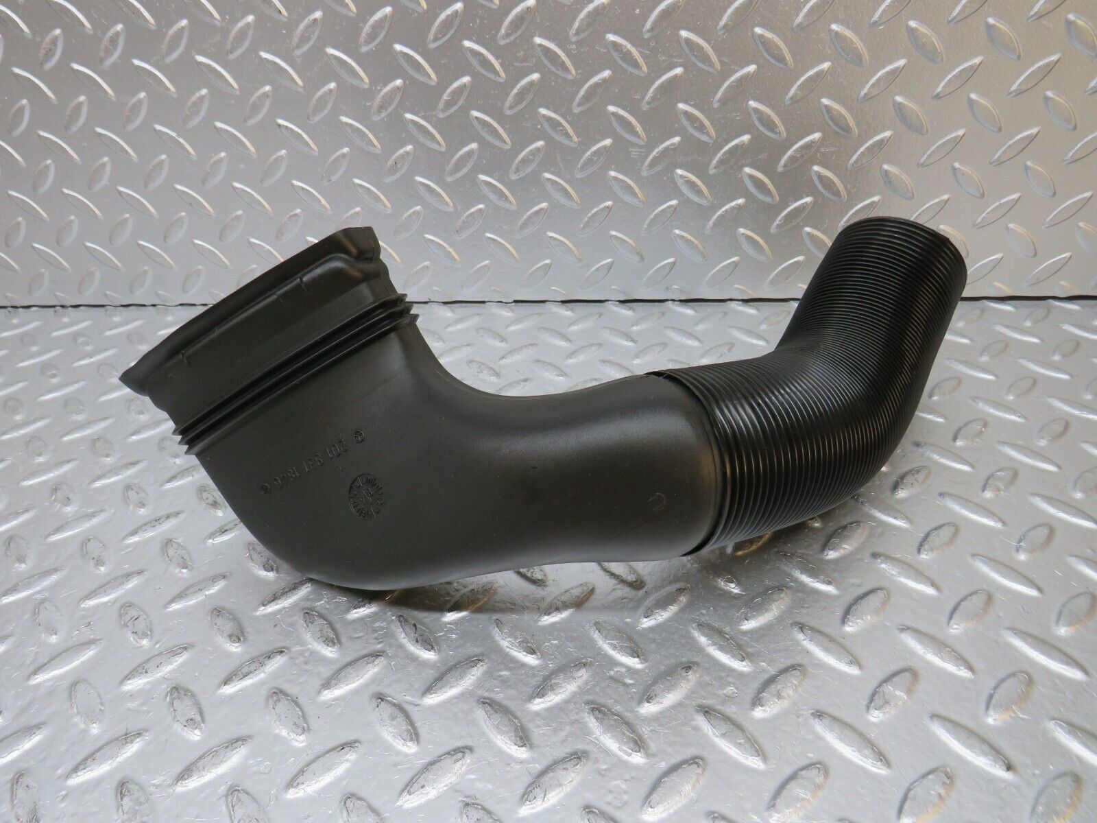 30612 Mercedes-Benz W201 190E 2.0L Air Duct Pipe Hose Right 2018311846