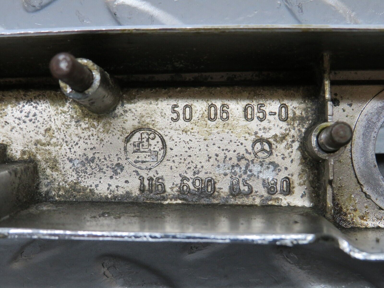 26038 Mercedes-Benz W116 450SE number Plate Light Holder Moulding 1166900580