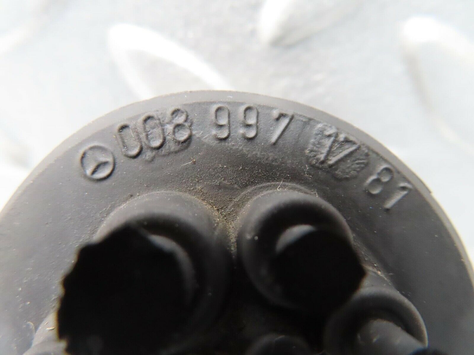 16477 Mercedes-Benz W124 260E Firewall Rubber Grommet 0089971781