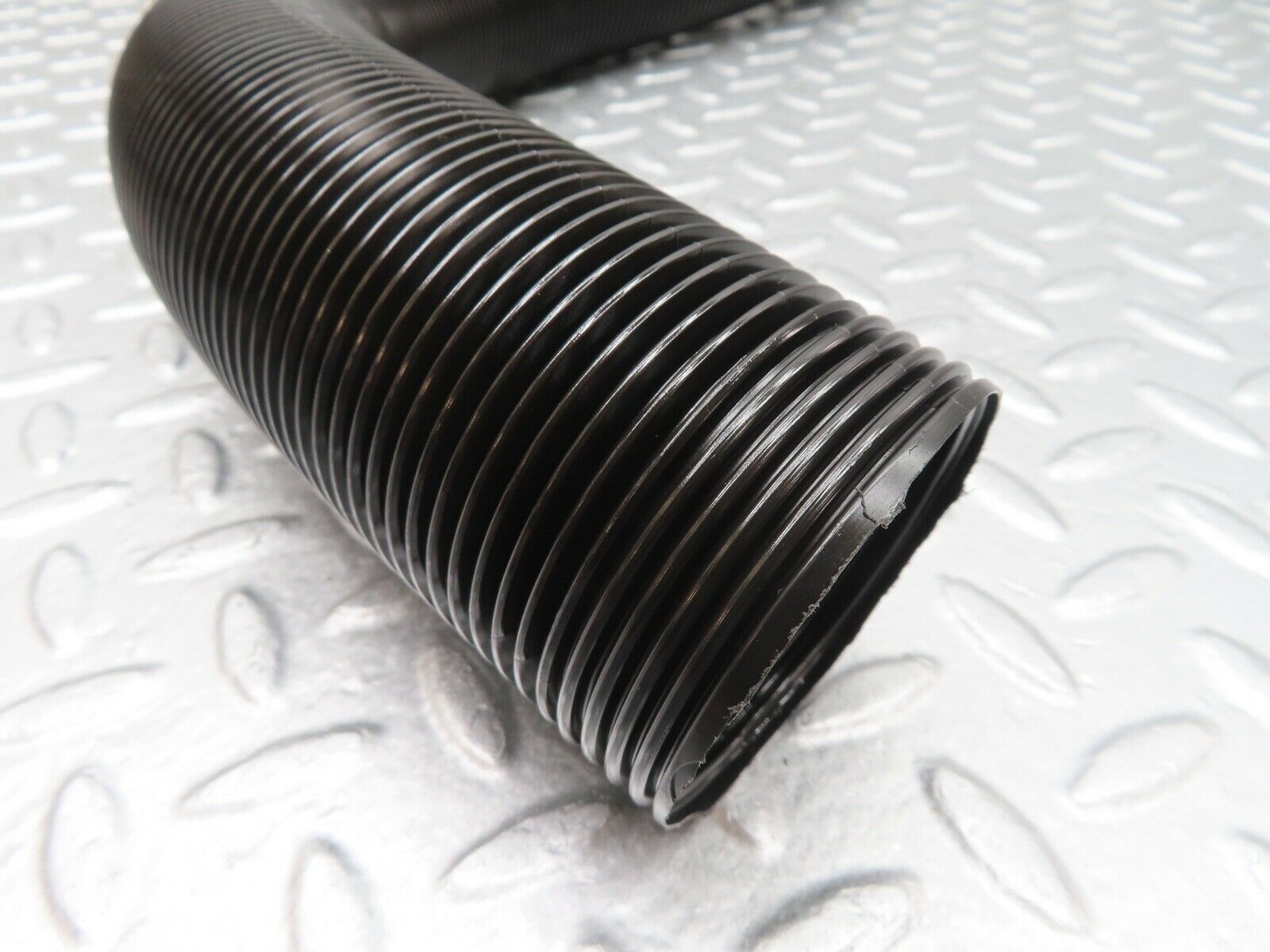 17919 Mercedes-Benz W123 200 Air Duct Pipe Hose