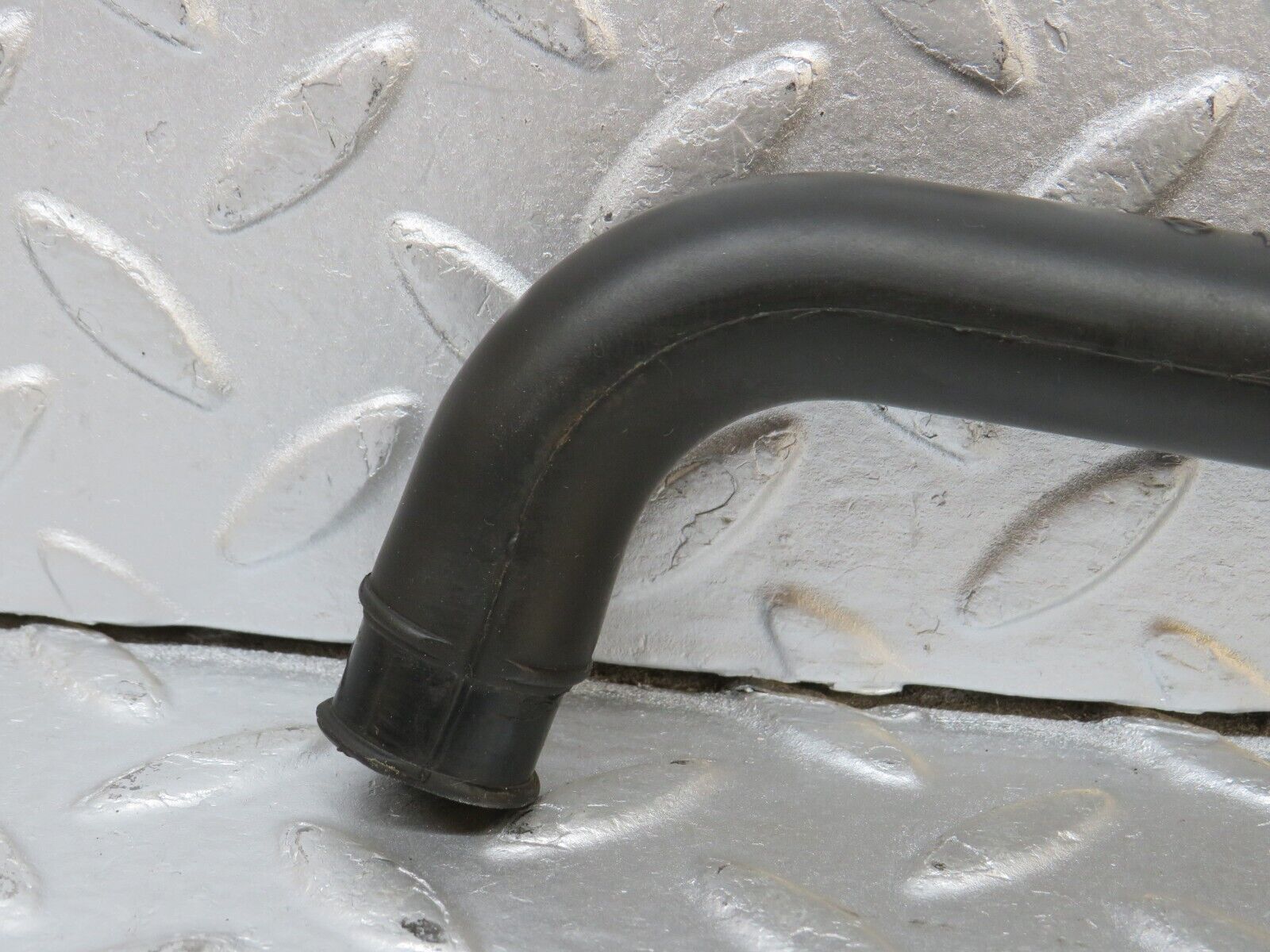 39691 Mercedes-Benz R129 320SL Coupe Crankcase Breather Pipe 1040943582