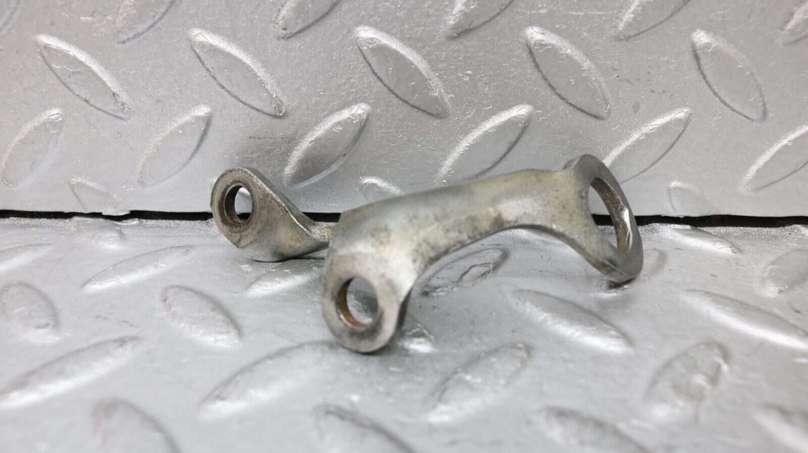 37227 Mercedes-Benz C126 420SEC Coupe Engine Lifting Eyes Hook