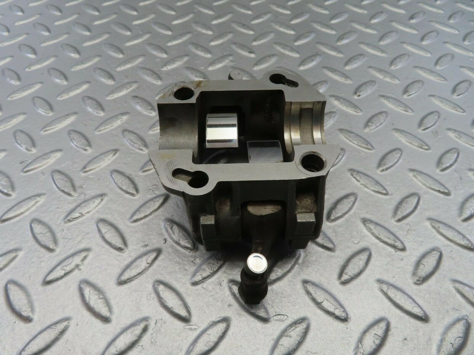 10073 Mercedes-Benz C123 230CE Coupe Rocker Arms Camshaft Bearing Block 1020510010