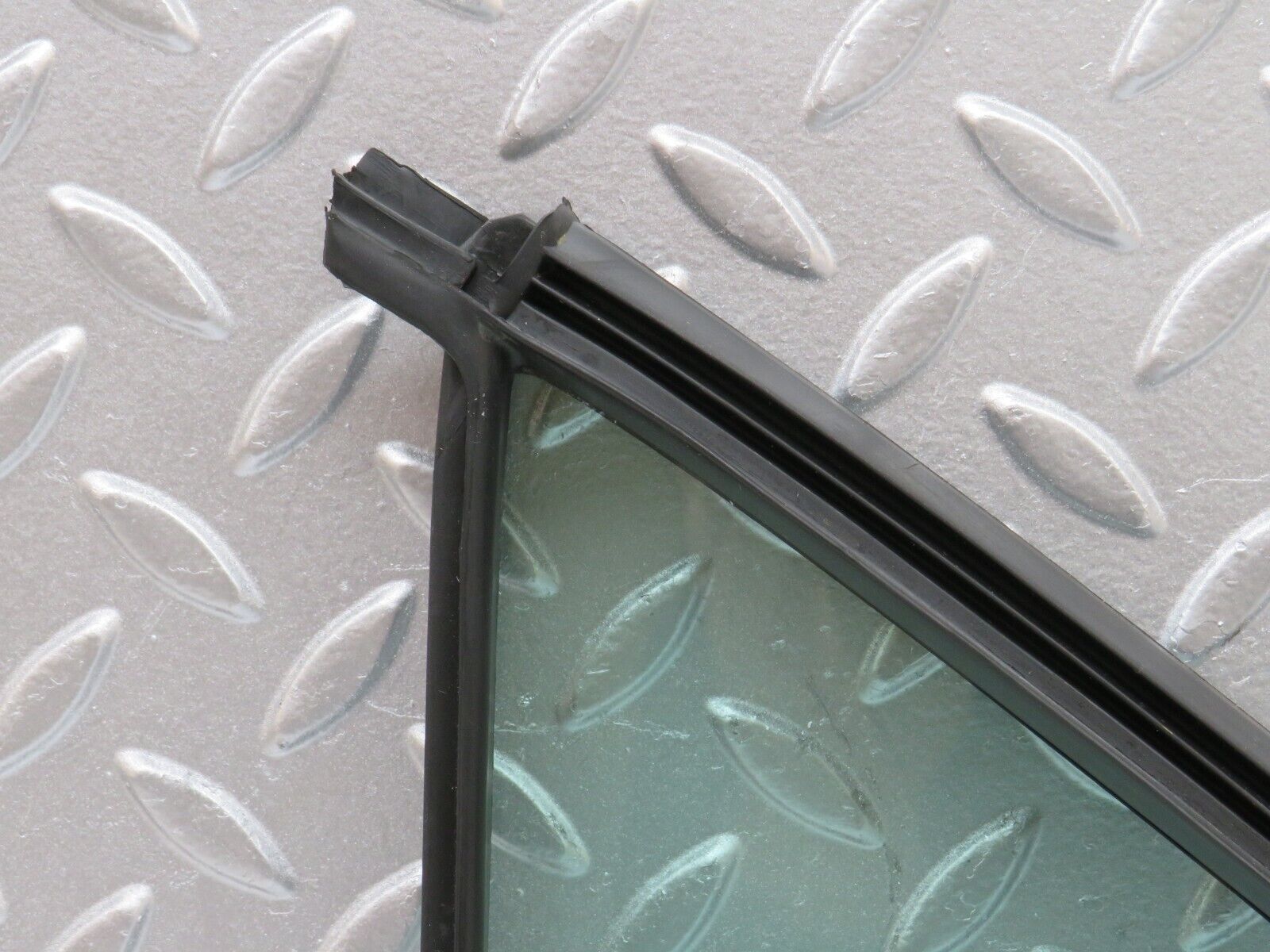 33260 Mercedes-Benz W202 C180 Rear Right Quarter Window Glass 2027350224