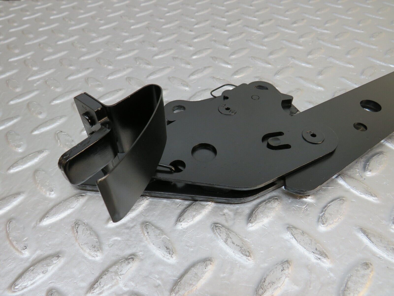 32514 Mercedes-Benz S124 300TE Wagon Rear Seat Hinge Pair