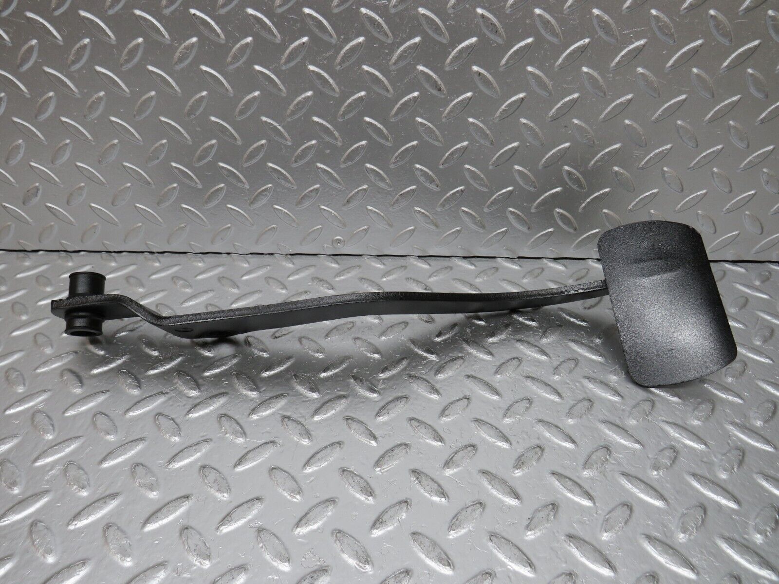 0775 Mercedes-Benz C107 350SLC Coupe Coupe Brake Pedal