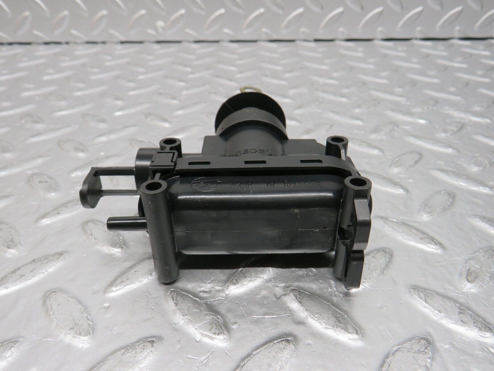 32447 Mercedes-Benz S124 300TE Wagon Door Lock Vacuum Actuator Front Left