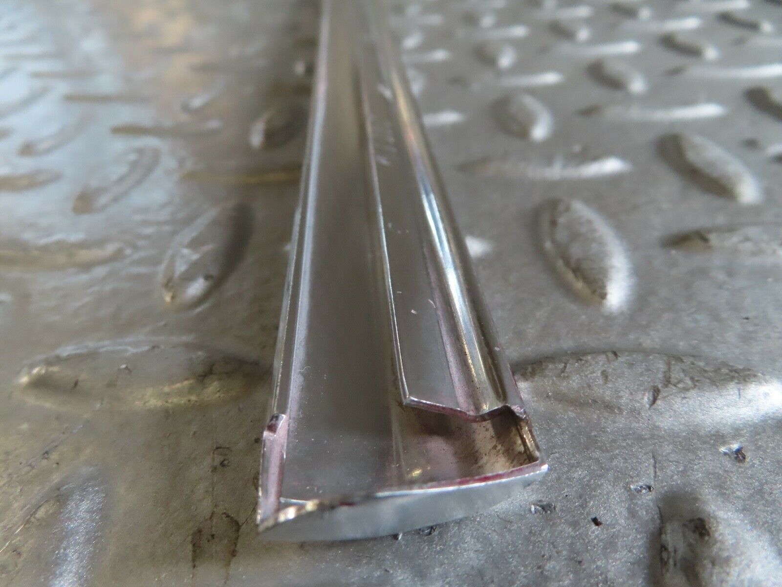 19124 Mercedes-Benz W123 300D Rear Right Door Chrome Moulding Trim