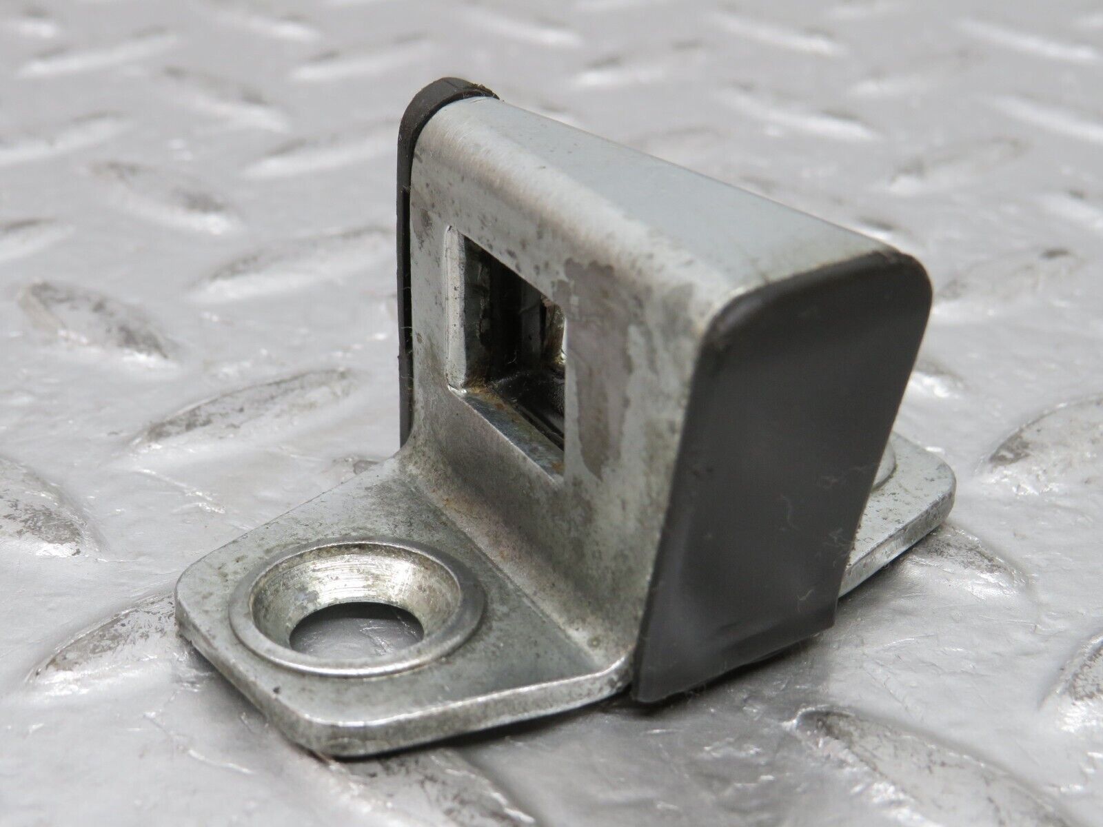 32377 Mercedes-Benz S124 300TE Wagon Door Lock Latch