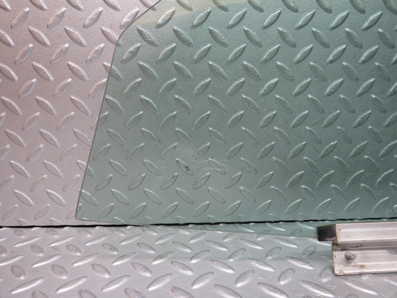 39069 Mercedes-Benz W201 190E 2.6L Front Right Door Window Glass