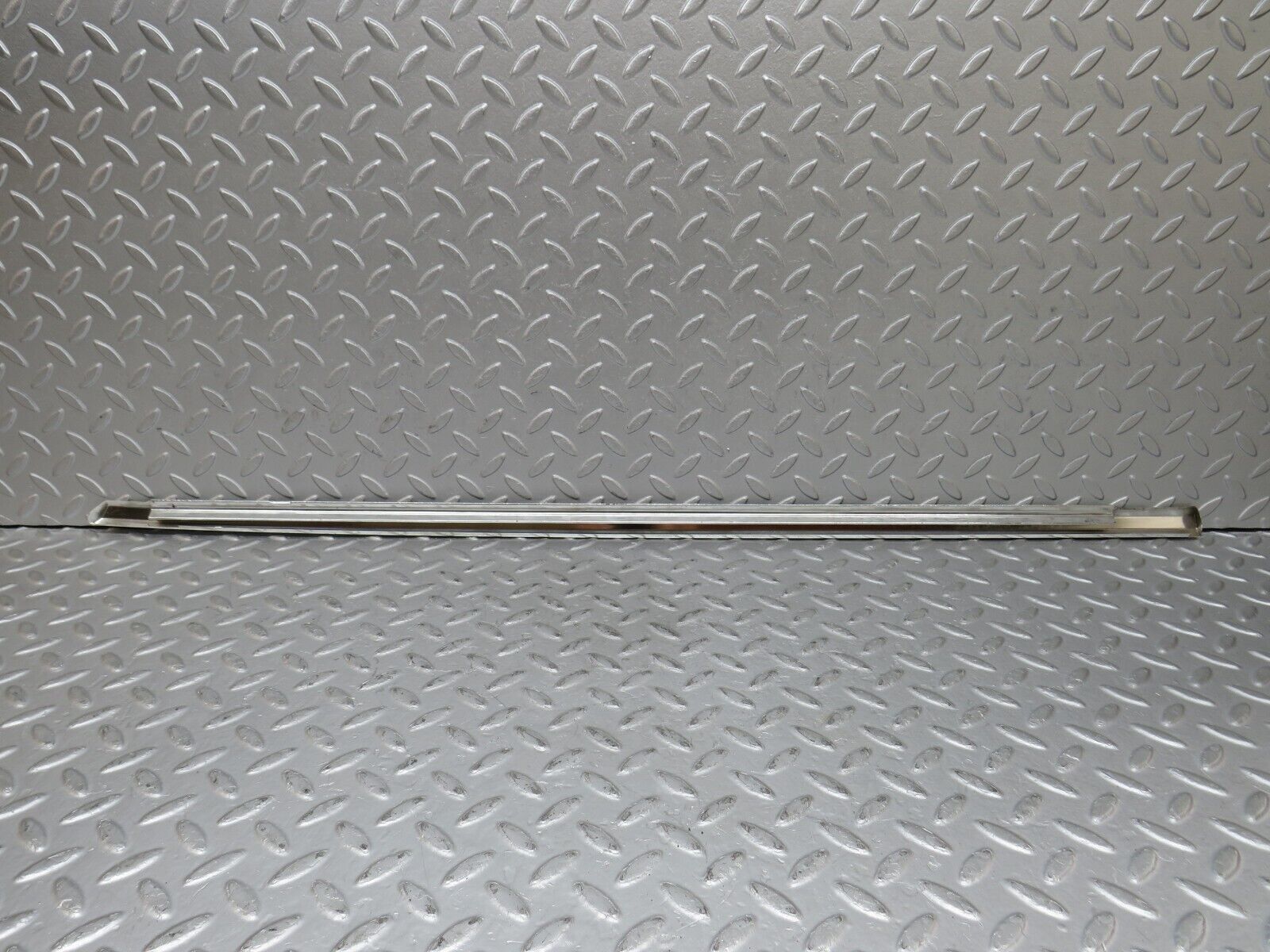 36292 Mercedes-Benz W126 420SE Front Right Door Chrome Moulding Trim