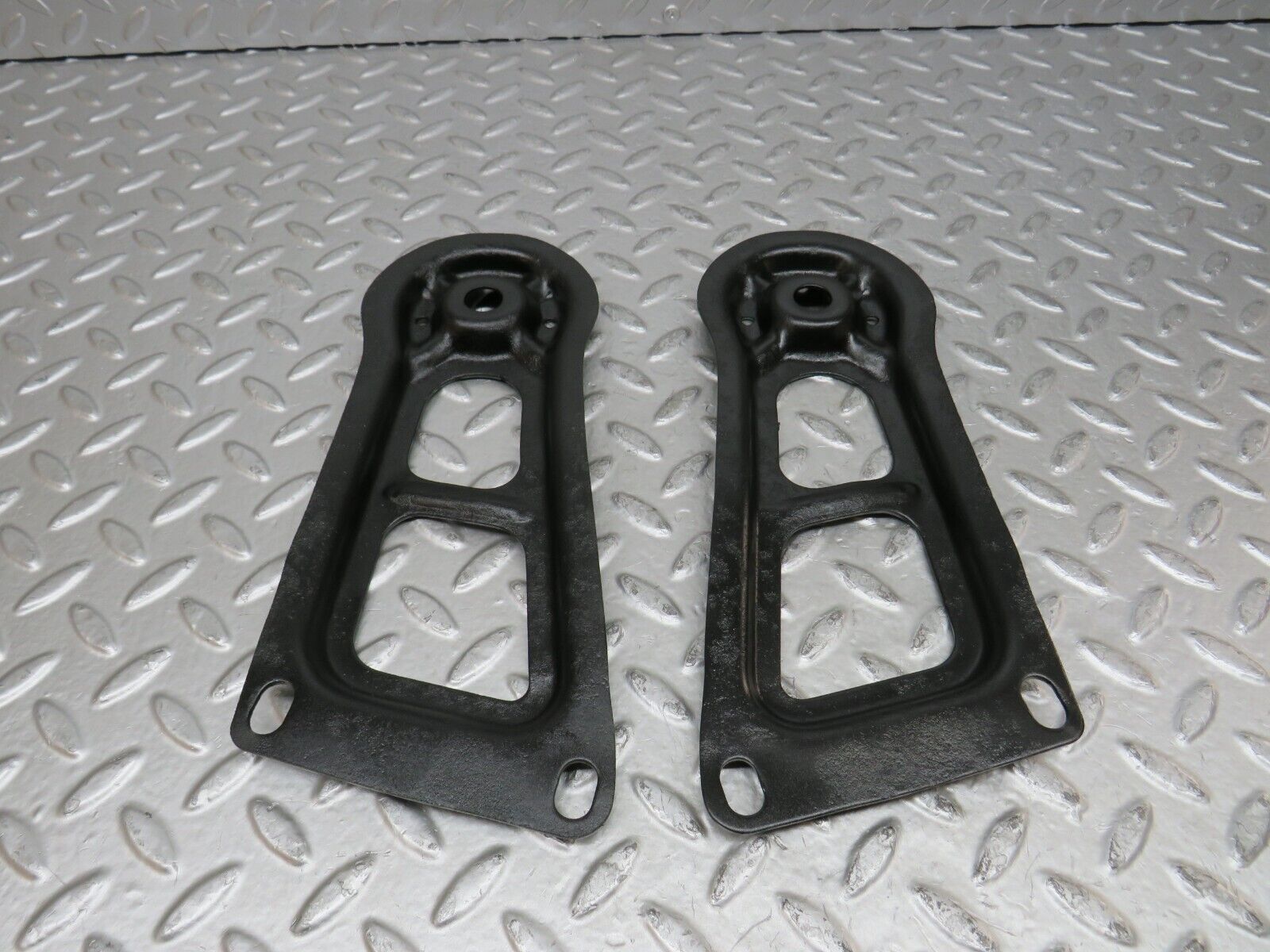 27908 Mercedes-Benz W123 280E Rear Suspension Axle Mounting Bracket