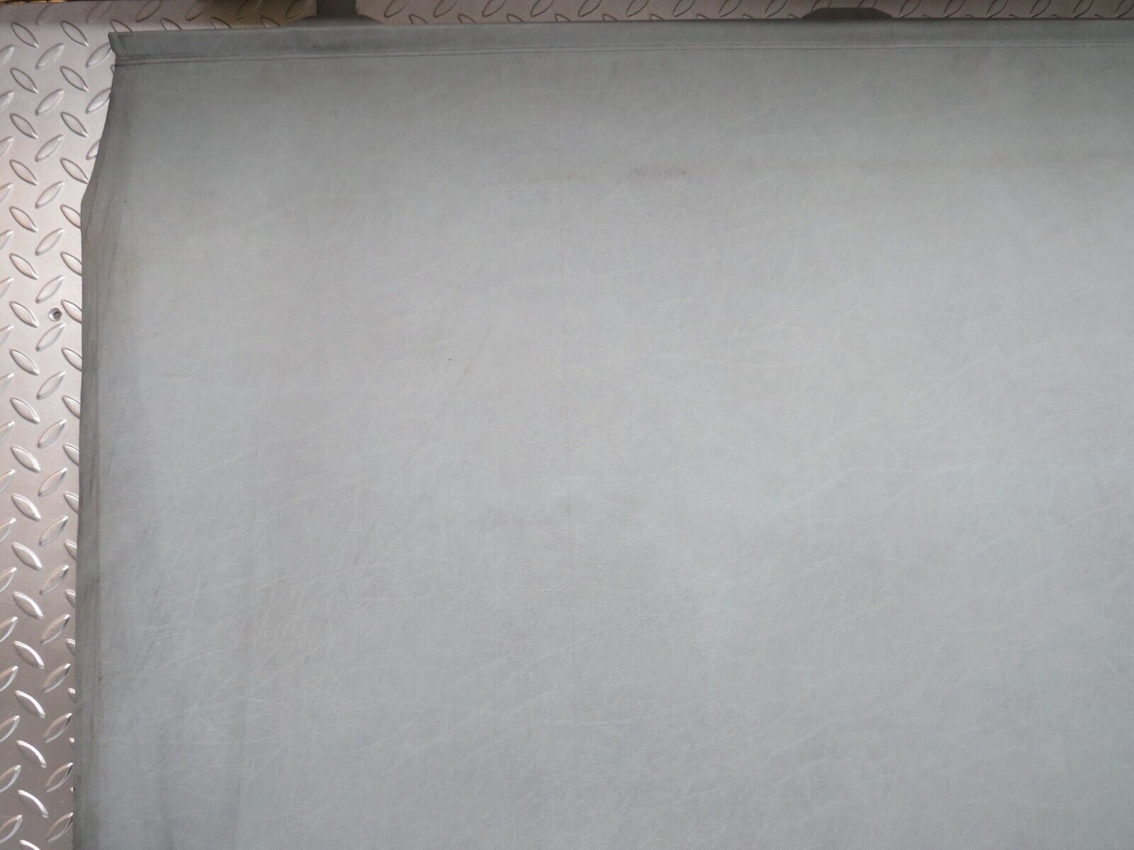 31499 Mercedes-Benz S124 220TE Wagon Trunk Roll Compartment Cover