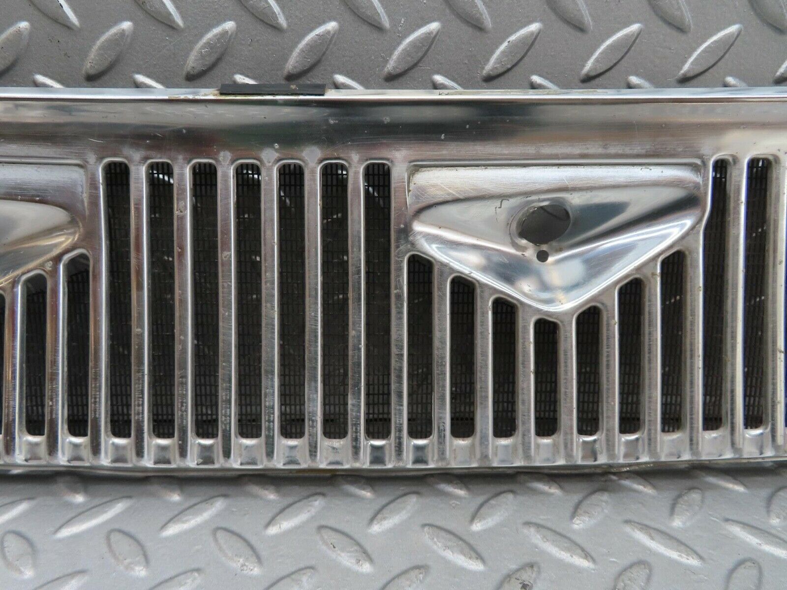 14208 Mercedes-Benz W116 350SE Air Intake Chrome Grill