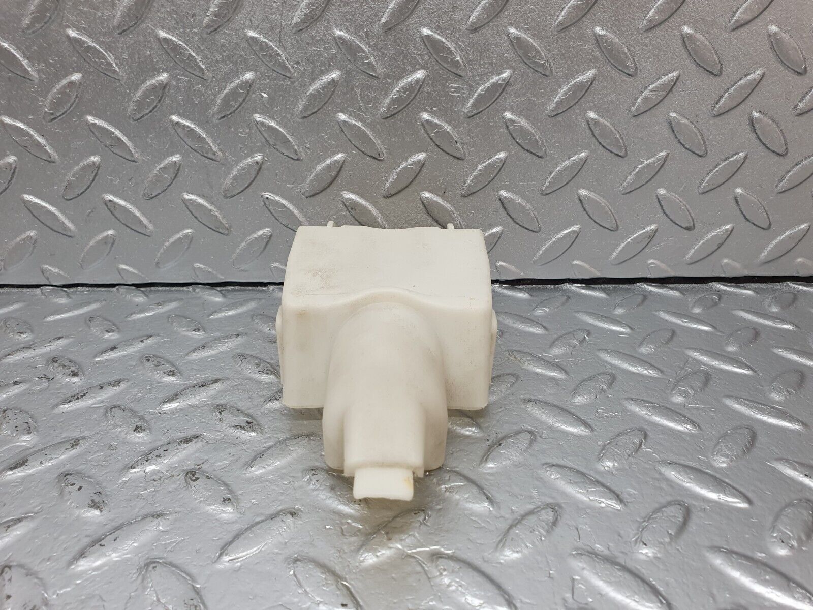 41589 Mercedes-Benz W124 200E Rear Door Lock Vacuum Actuator Cover 1248050590