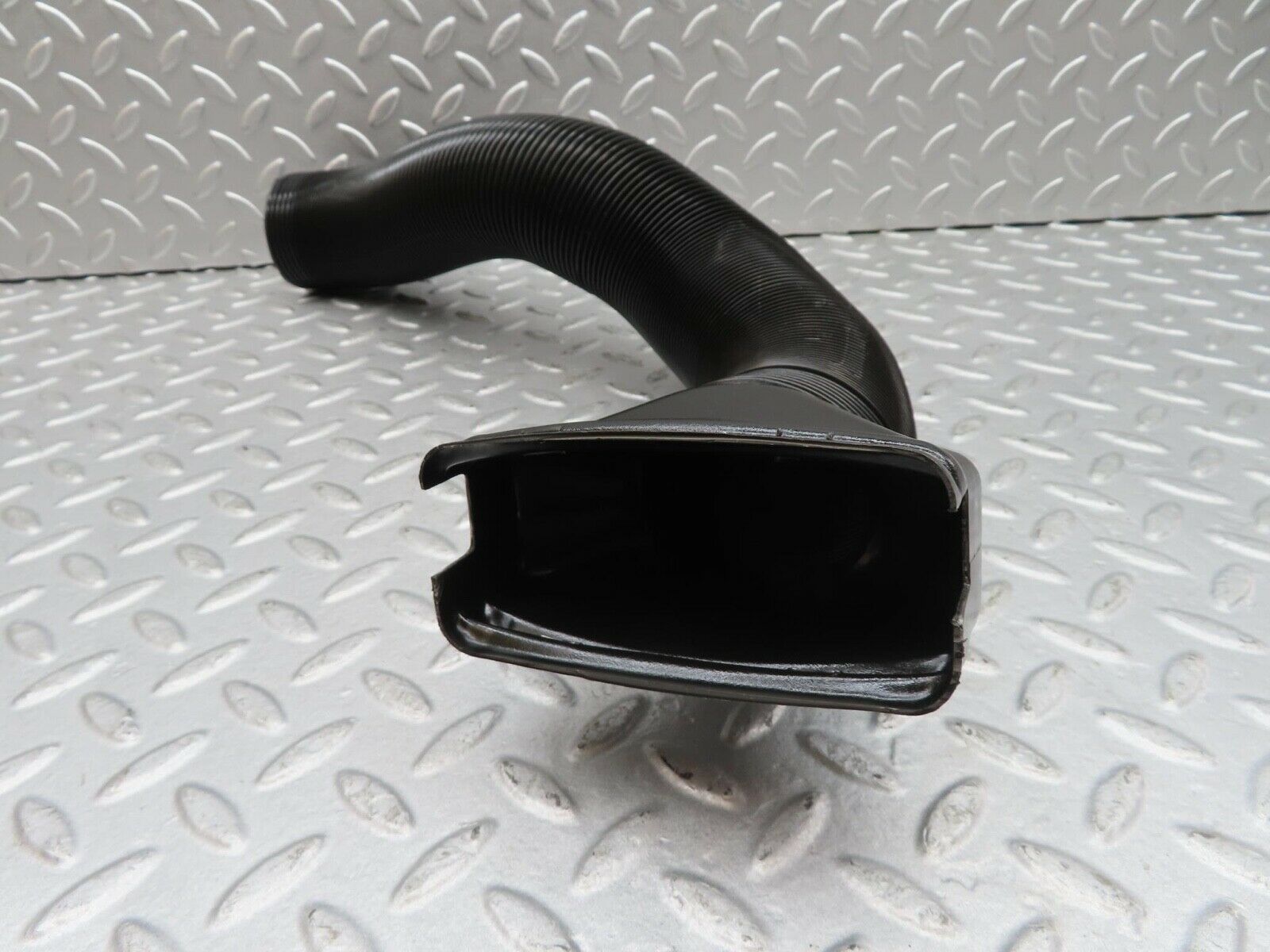 16192 Mercedes-Benz W124 260E Heater Pipe Air Pipe Left Side 1248310846