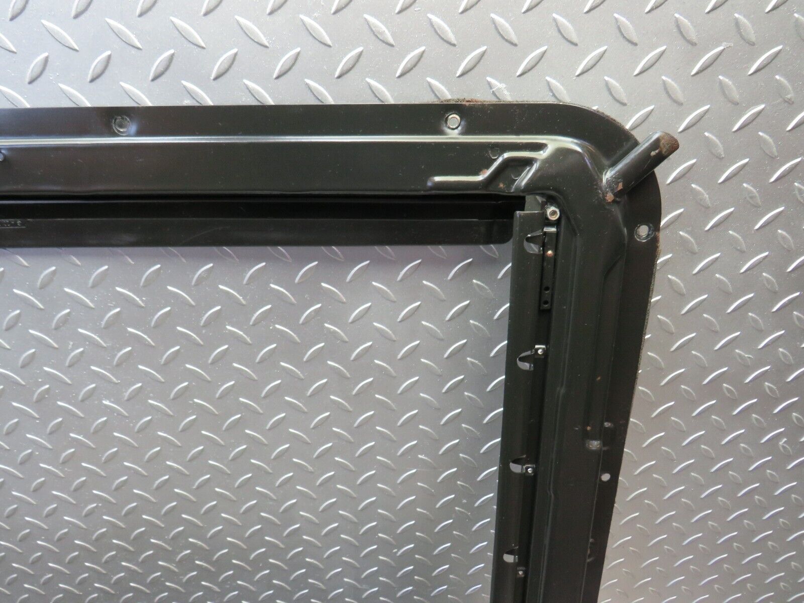 27728 Mercedes-Benz S124 300TE Wagon Power Sunroof Frame Automatic