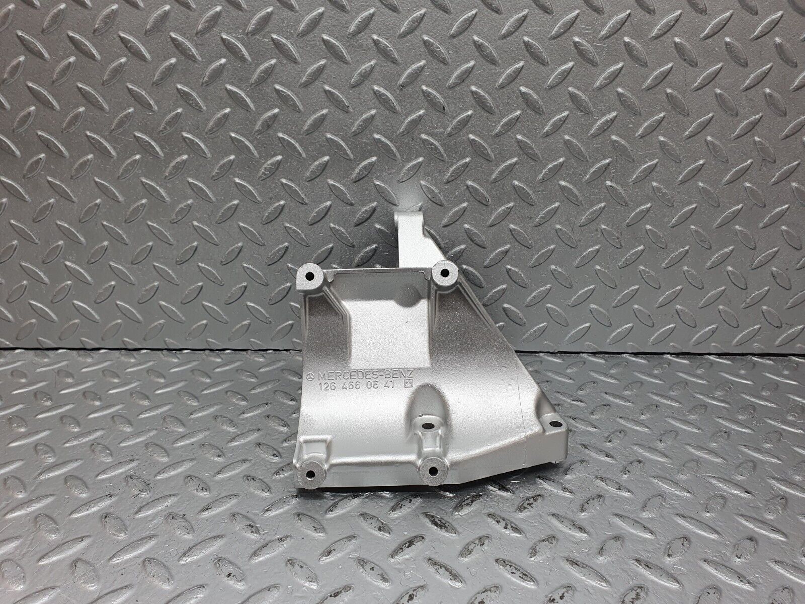 41213 Mercedes-Benz W126 300SE Power Steering Pump Bracket 1264660641