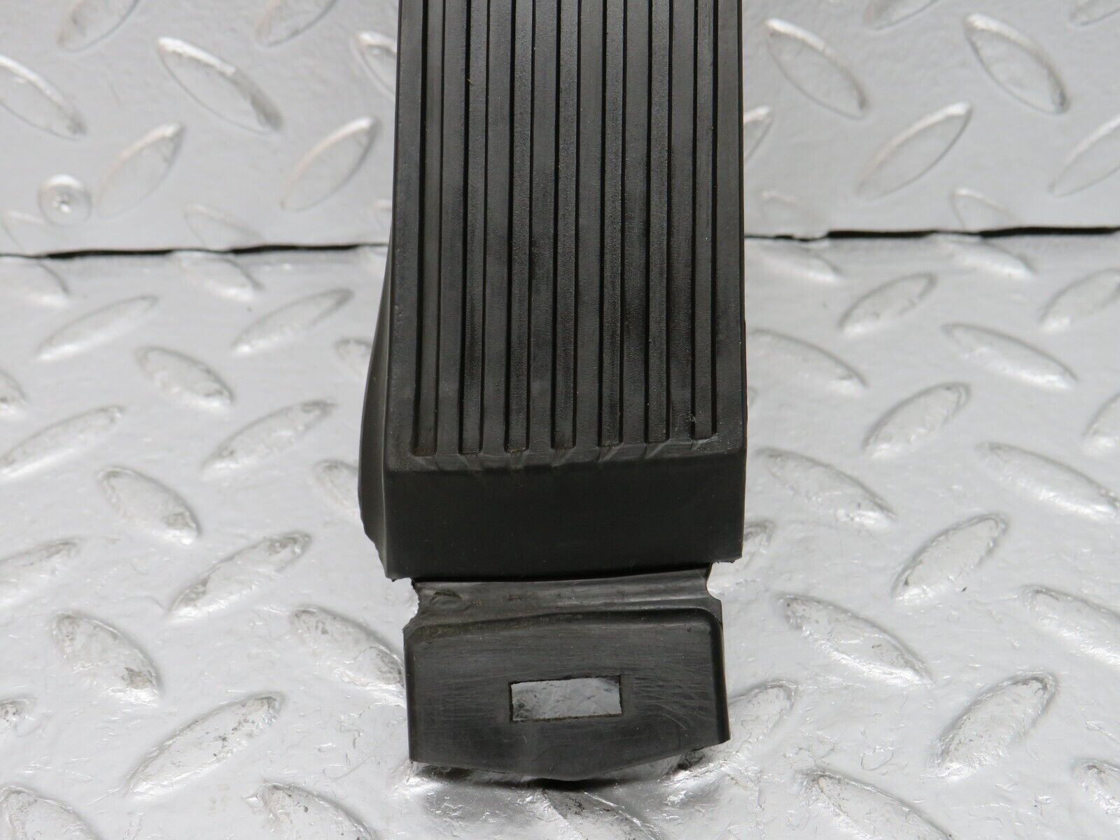 32597 Mercedes-Benz S124 300TE Wagon Accelerator Pedal With Rubber 1233010082