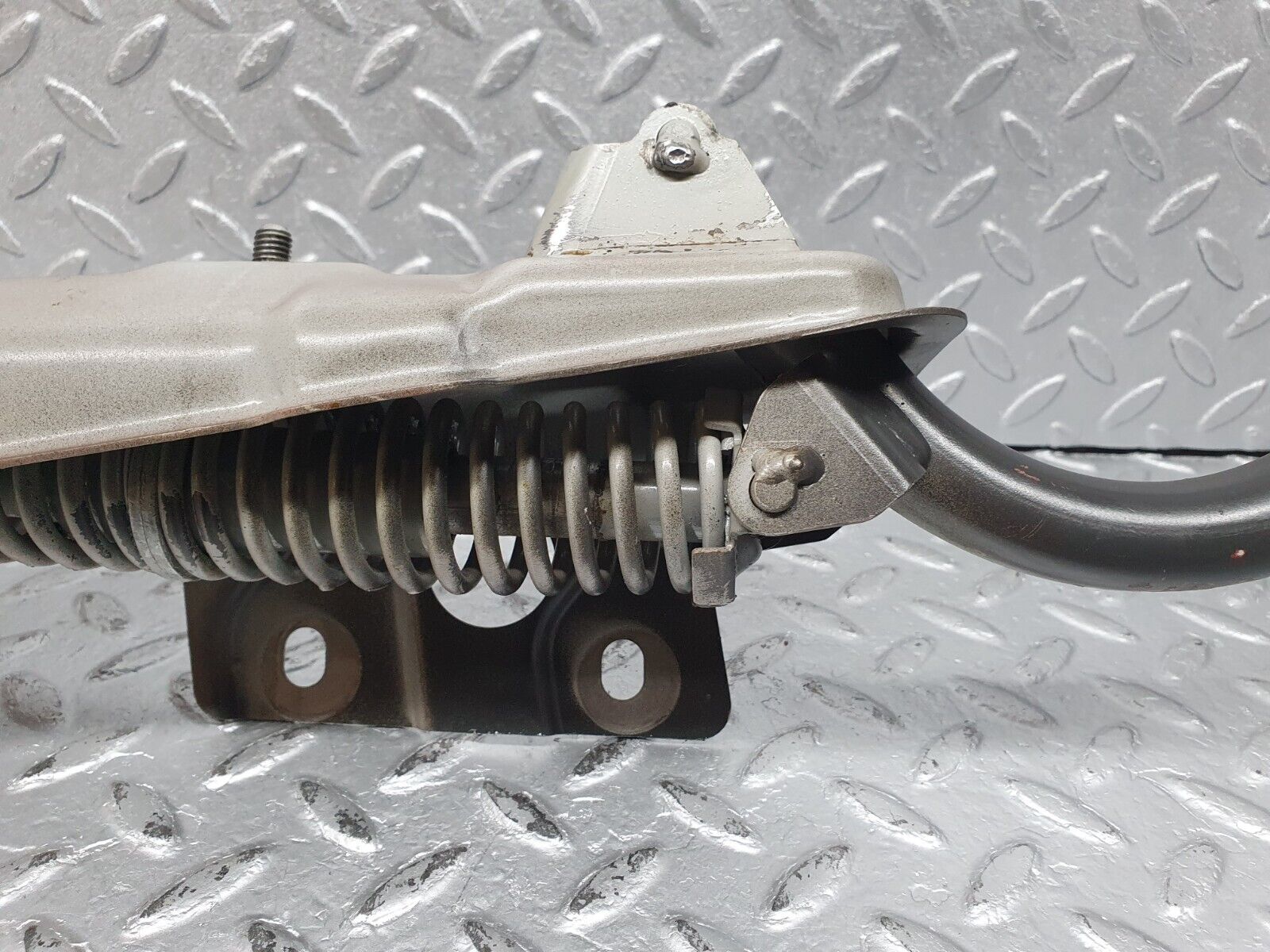 41192 Mercedes-Benz W126 300SE Trunk Hinge Right Side