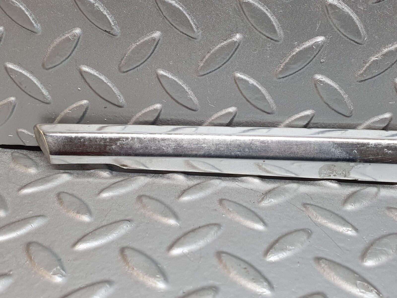 41189 Mercedes-Benz W126 300SE Front Right Door Chrome Moulding Trim