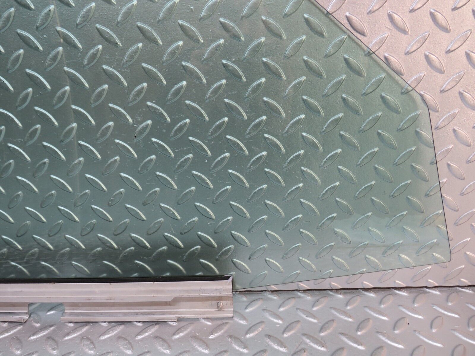 29262 Mercedes-Benz W124 230E Front Left Door Window Glass