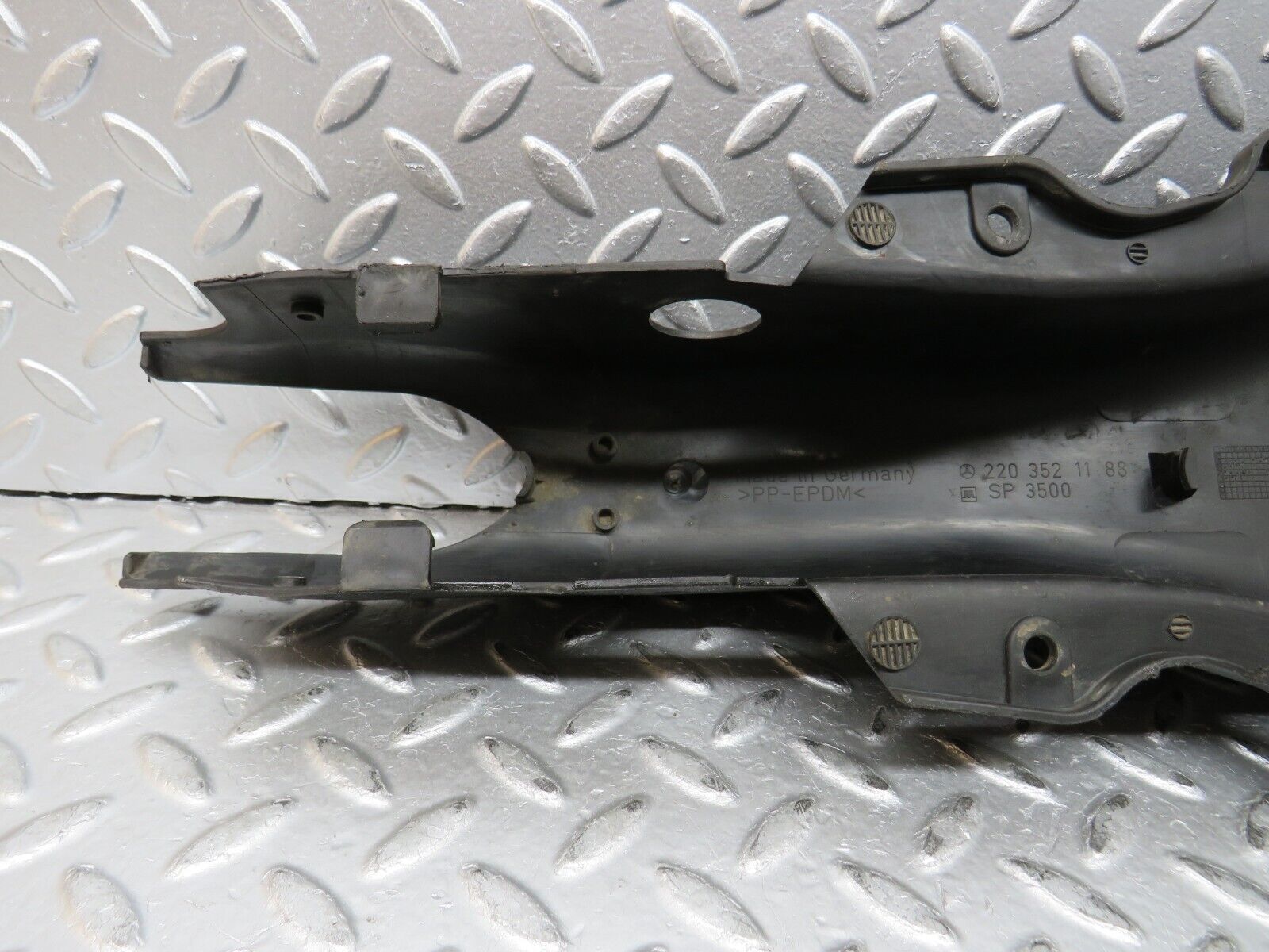 30210 Mercedes-Benz W220 S430 Rear Left Control Arm Cover 2203521188